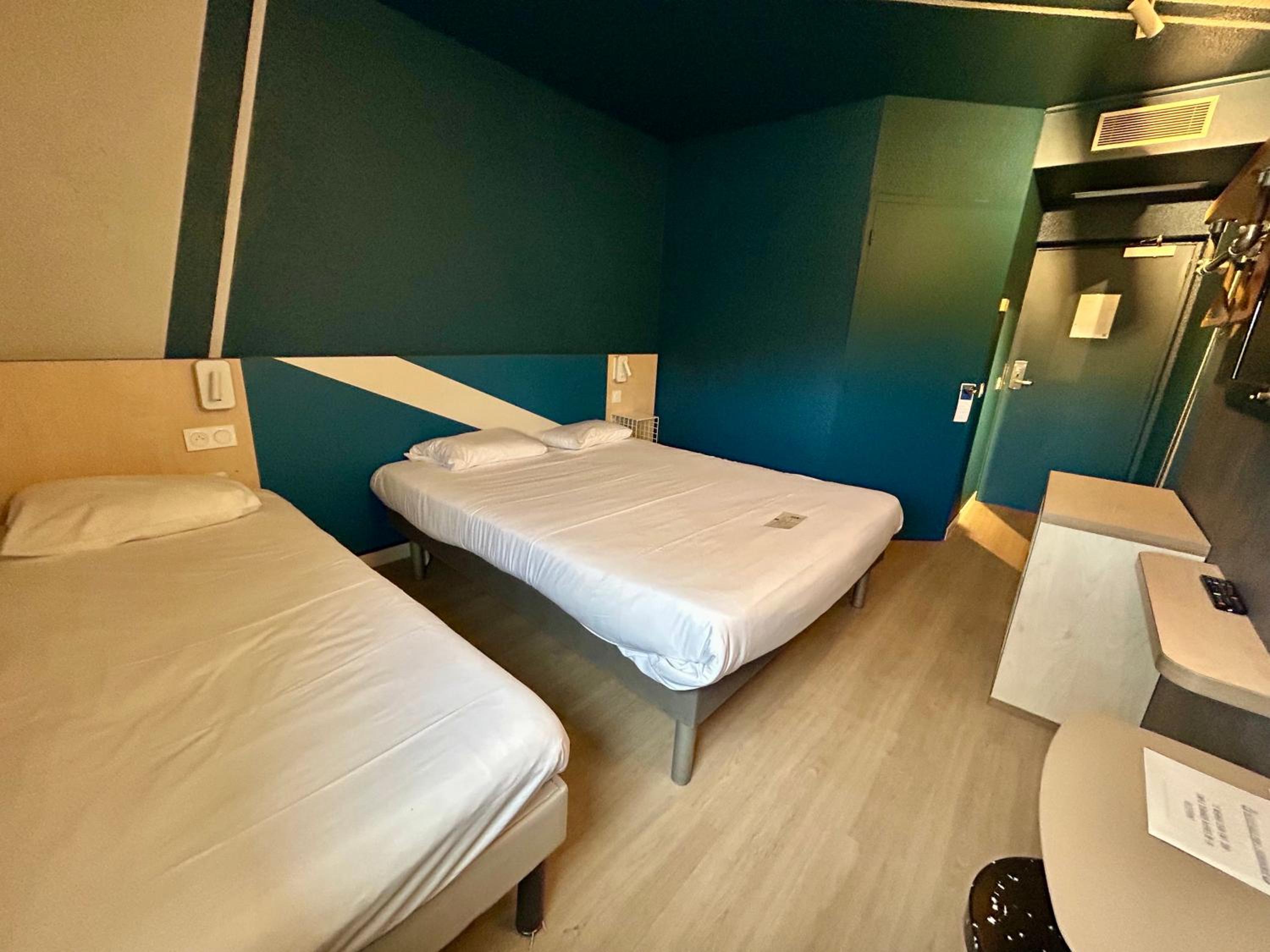Room with a Double Bed and One Single Bed photo 2