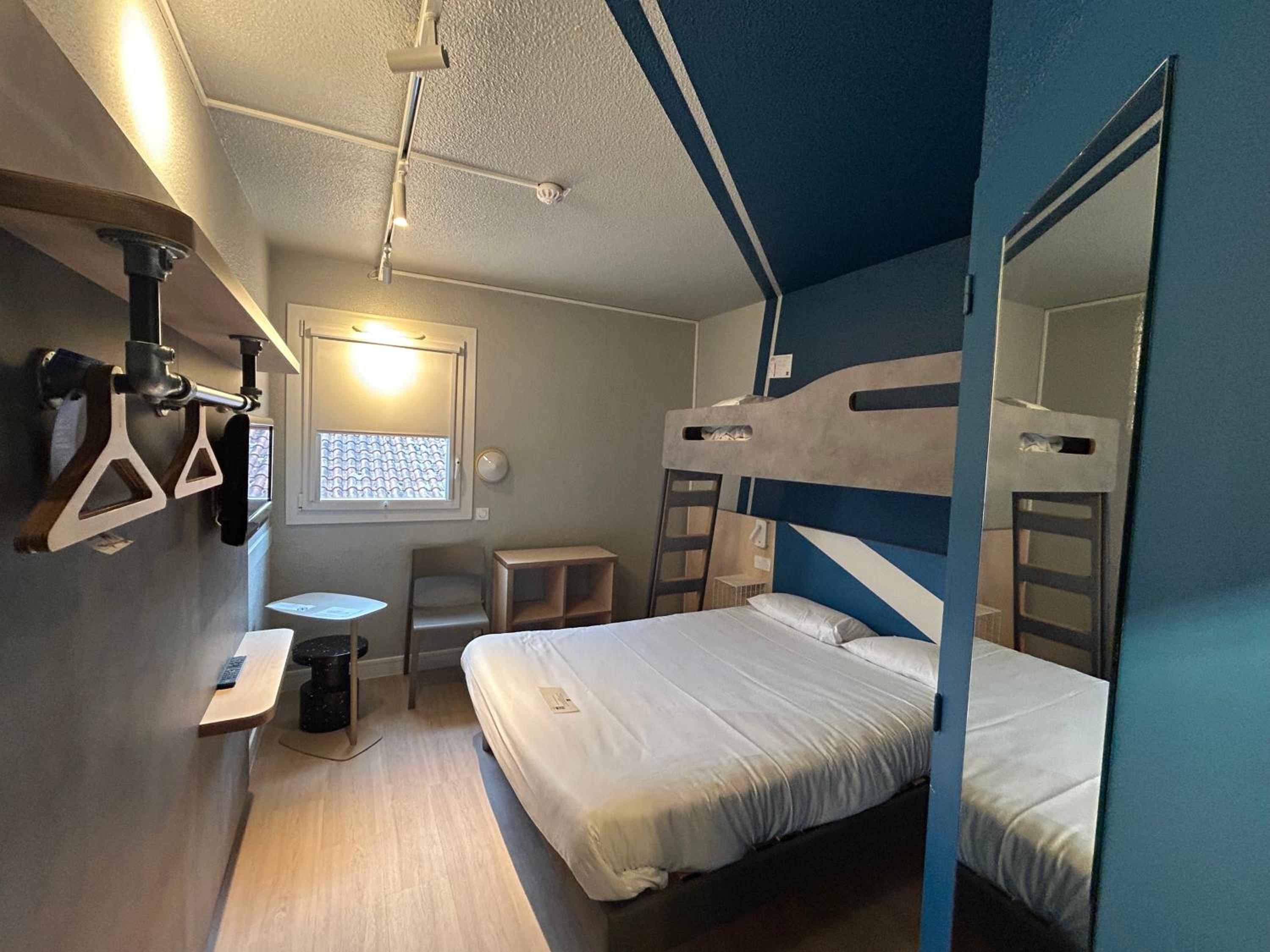 Room with a Double Bed and One Single Bed photo 3