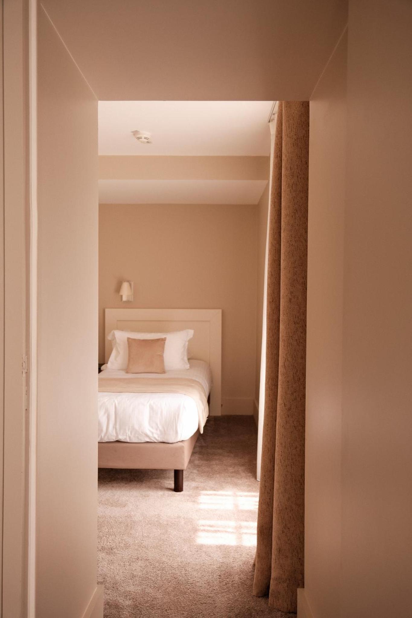 Deluxe Room (2 Adults + 1 Child)