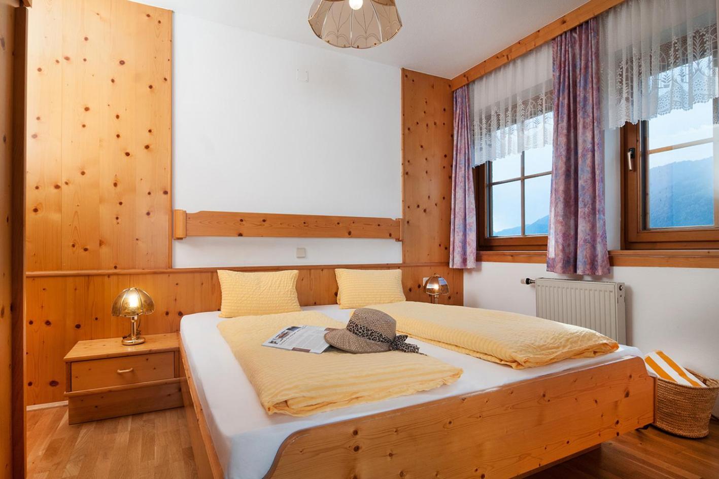One-Bedroom Apartment with Balcony and Water View photo 2