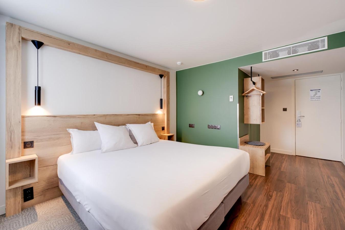 Superior King Room - Non-Smoking - Photo 4