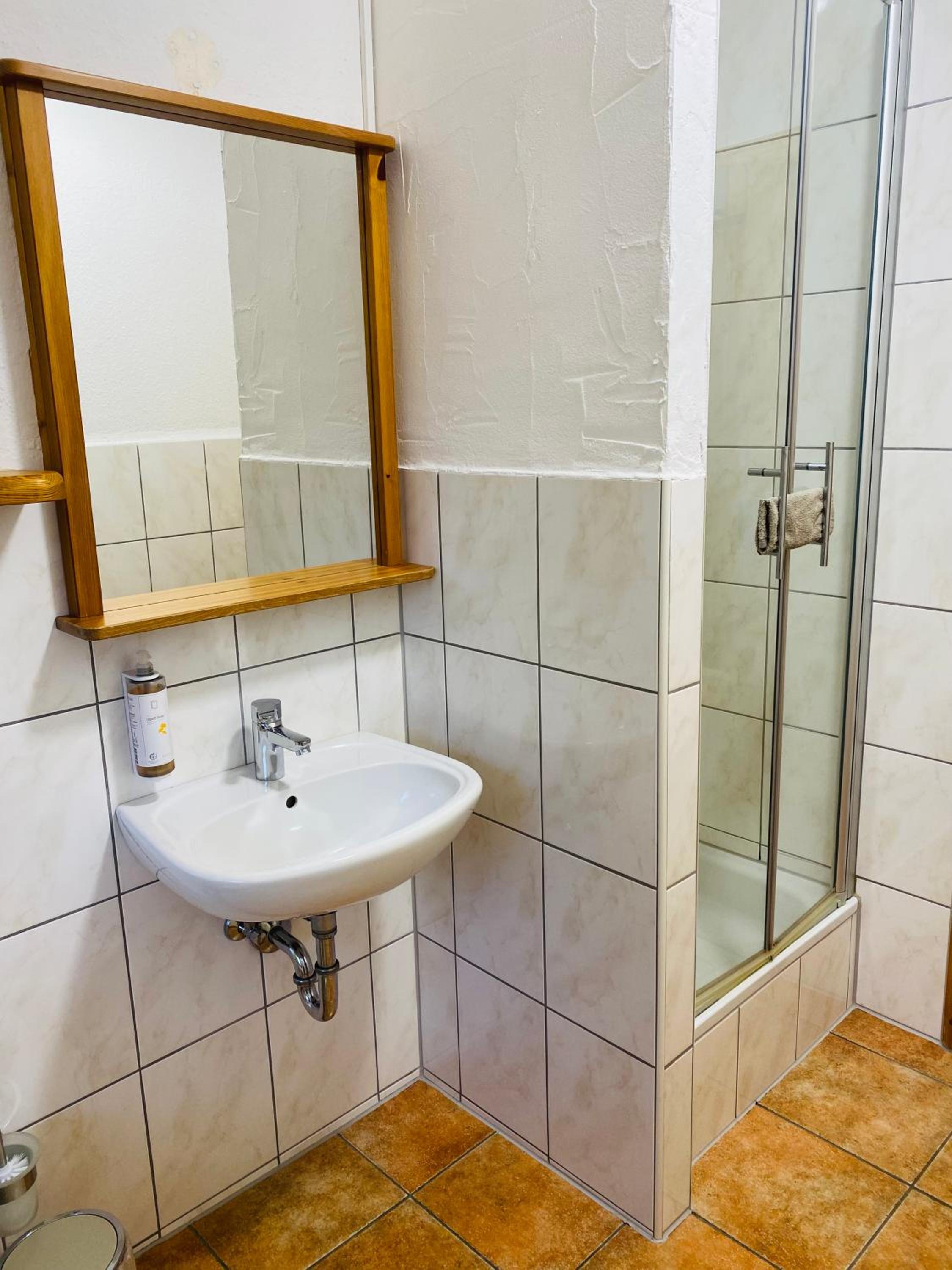 Single Room with Bathroom photo 2
