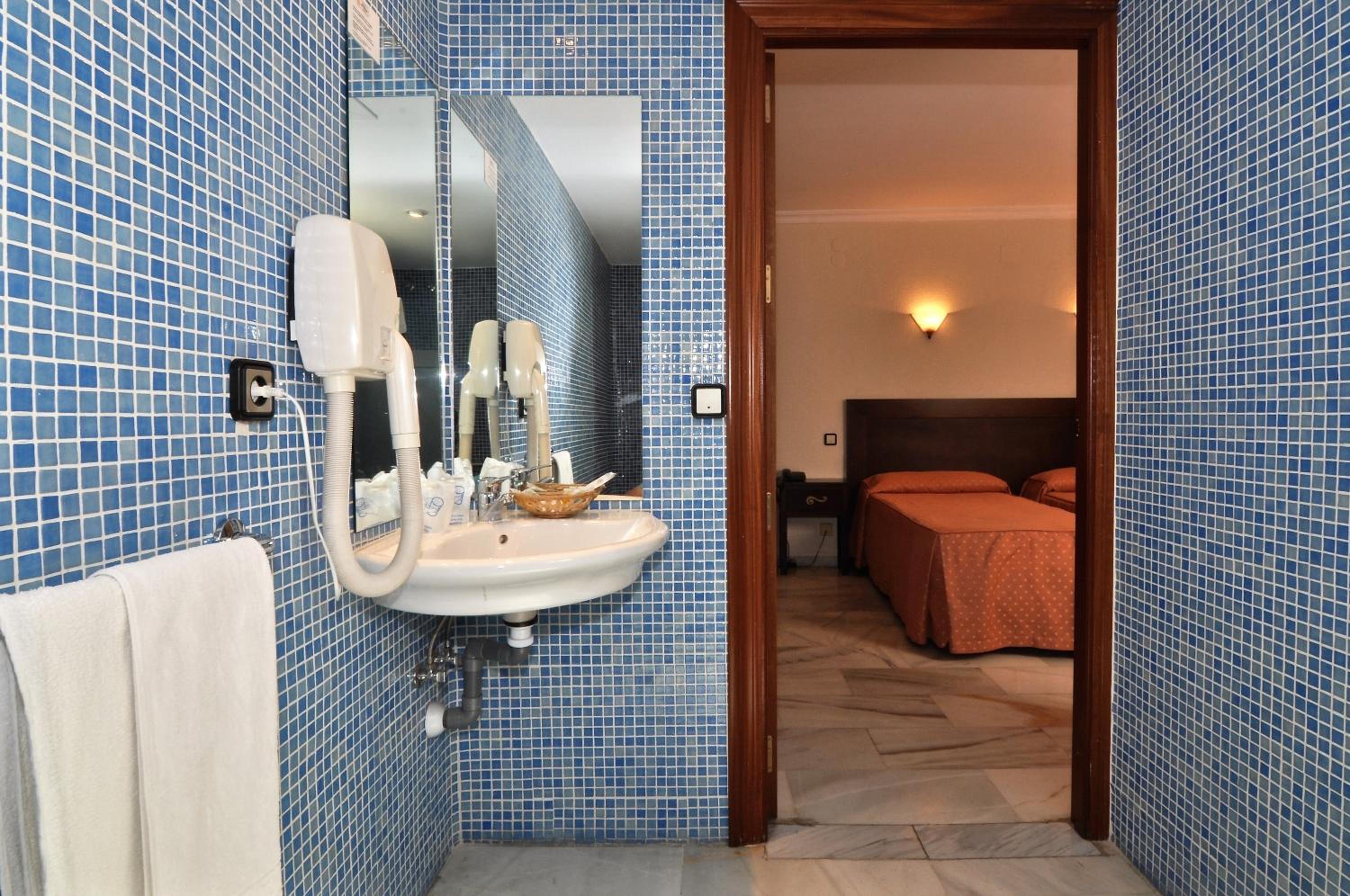 Double Room (2 Adults + 1 Child ) - Photo 3