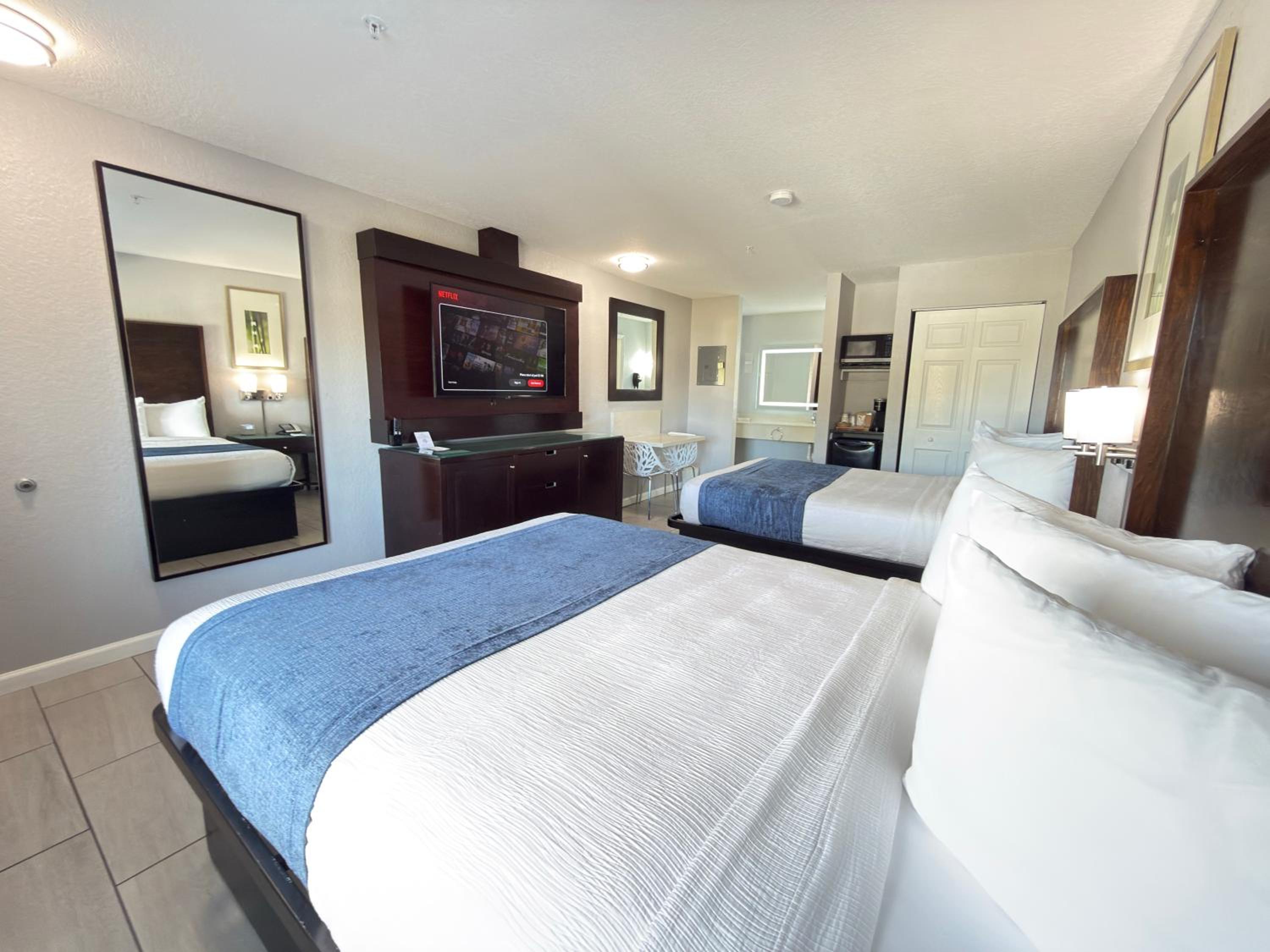 Deluxe Queen Room with Two Queen Beds - Non-Smoking