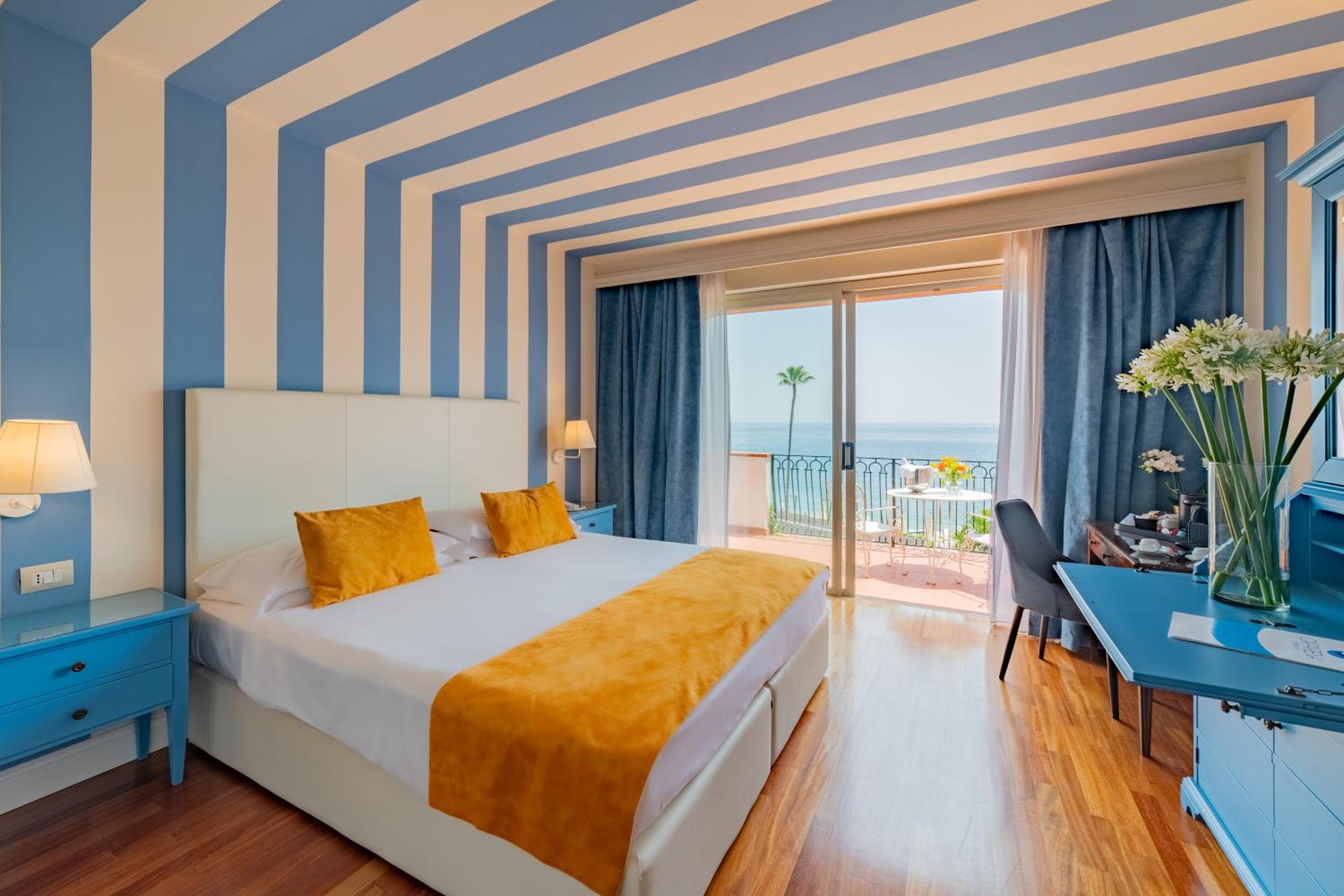 Premium Double Room with Balcony and Sea View - Top Floor thumbnail 5
