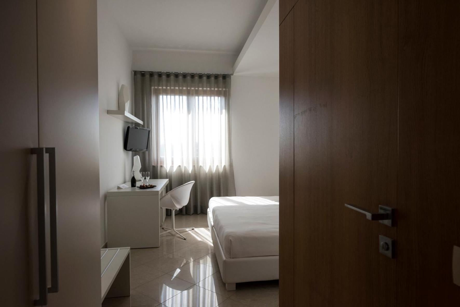 Double or Twin Room - Photo 8