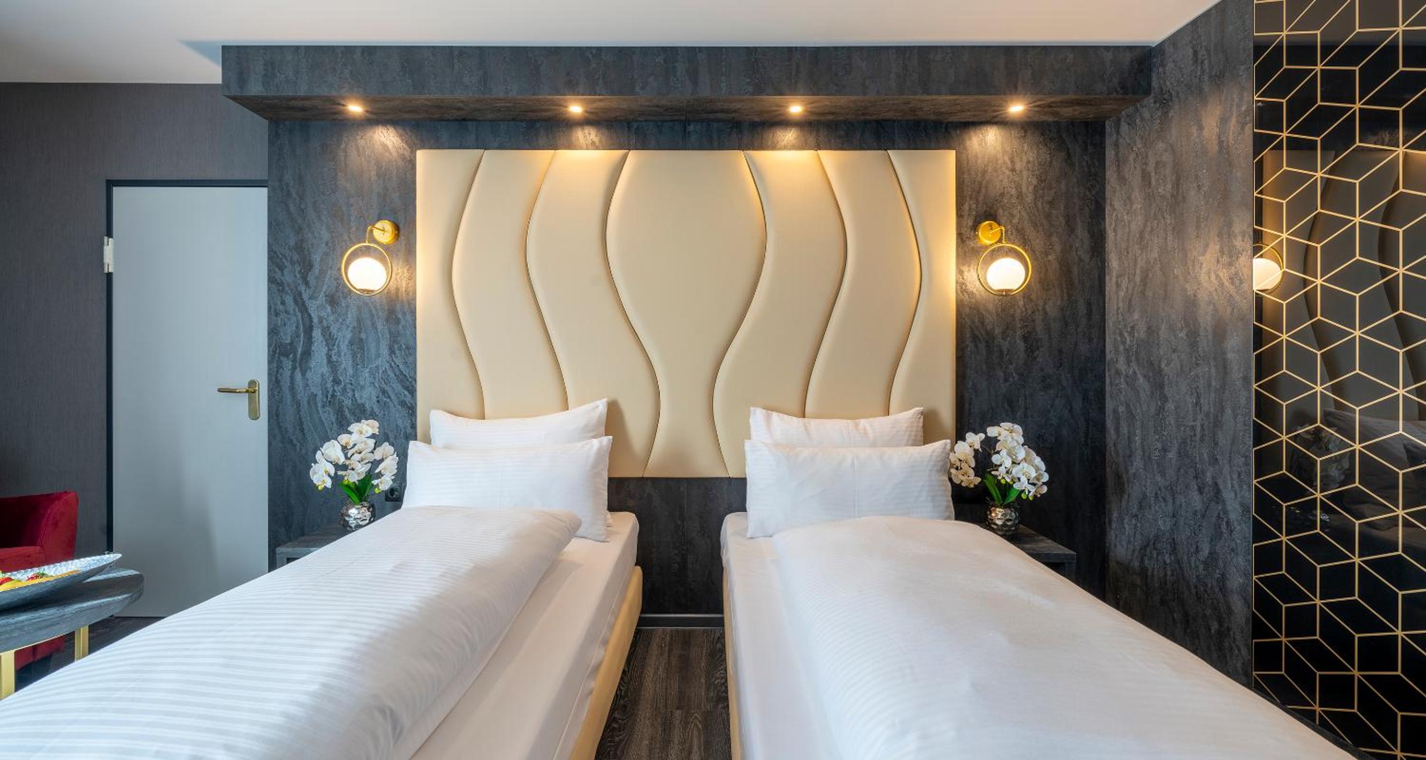Premium Twin Room - Photo 10
