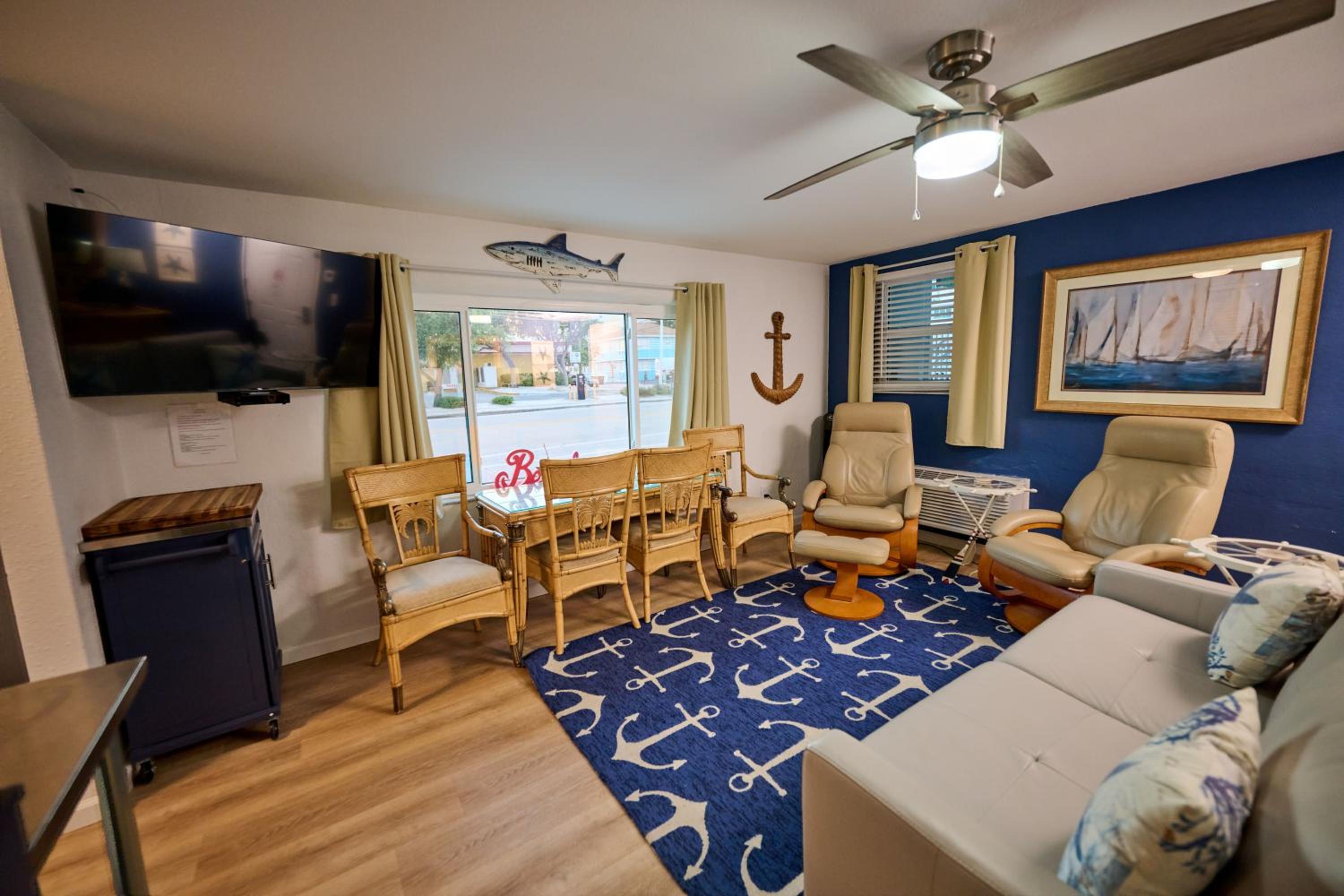 Deluxe King Suite photo 1