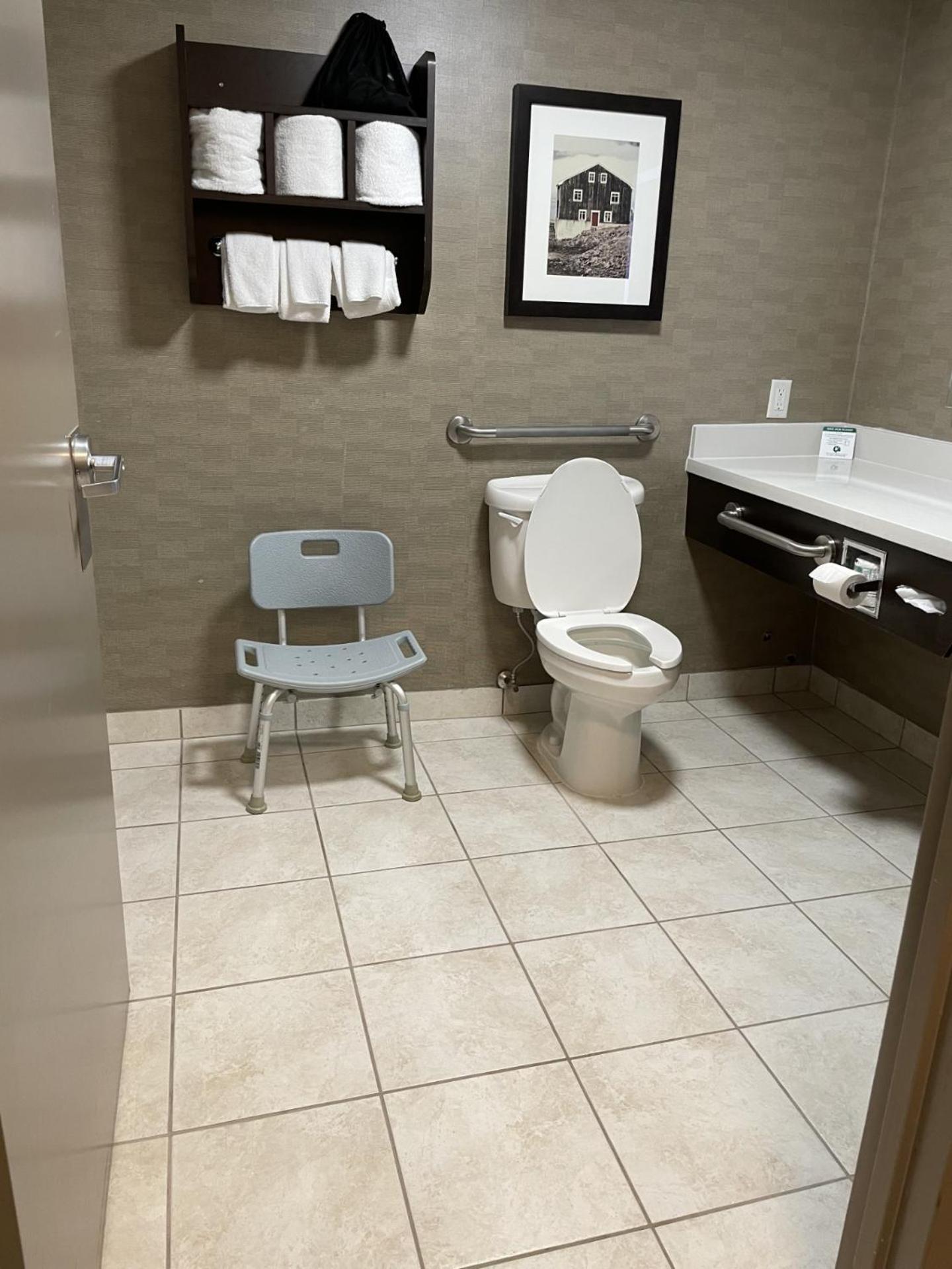 Queen Suite - Disability Access - Photo 3