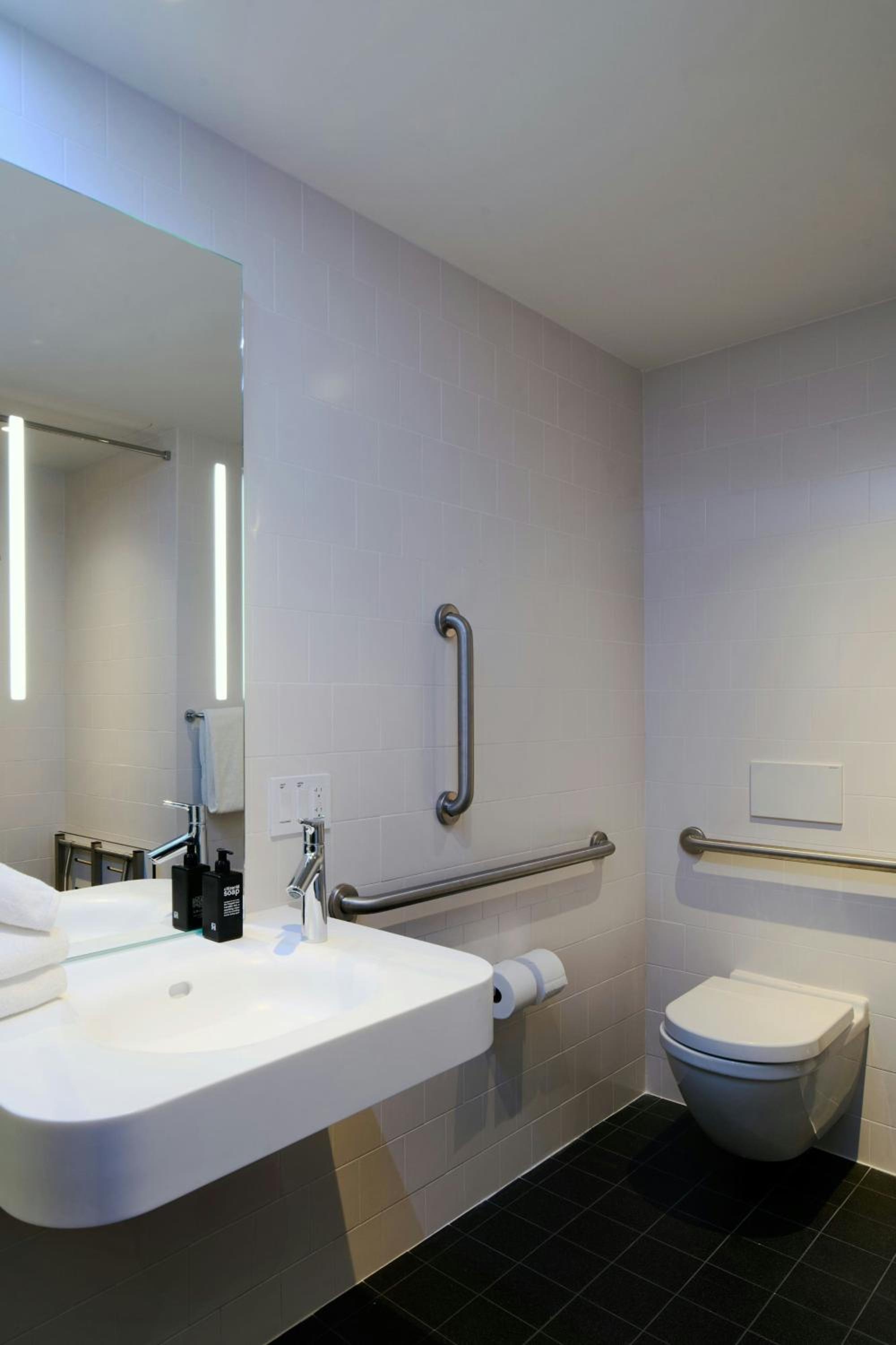 King Room - Accessible - Photo 3