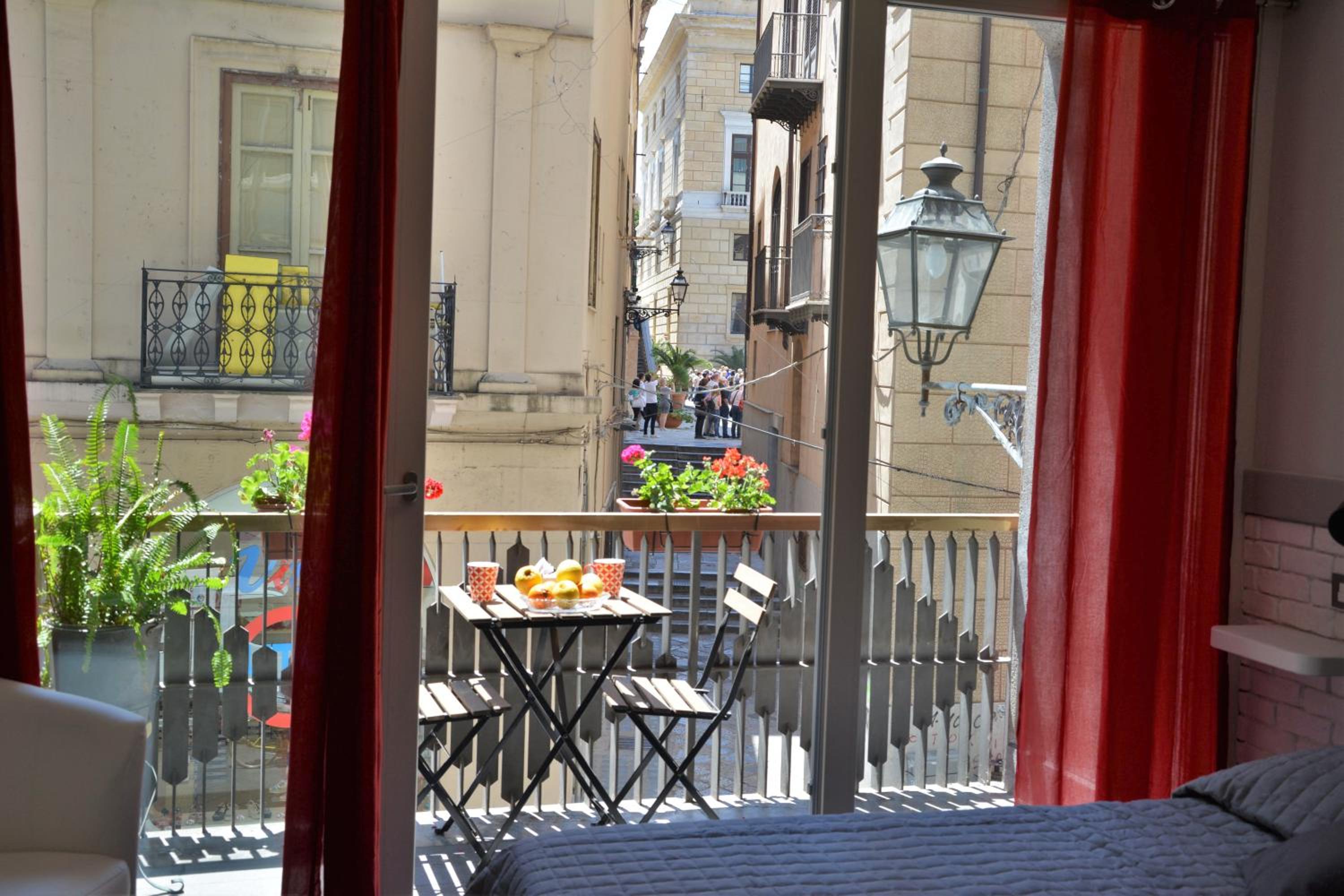 Deluxe Double Room with Balcony - Photo 8