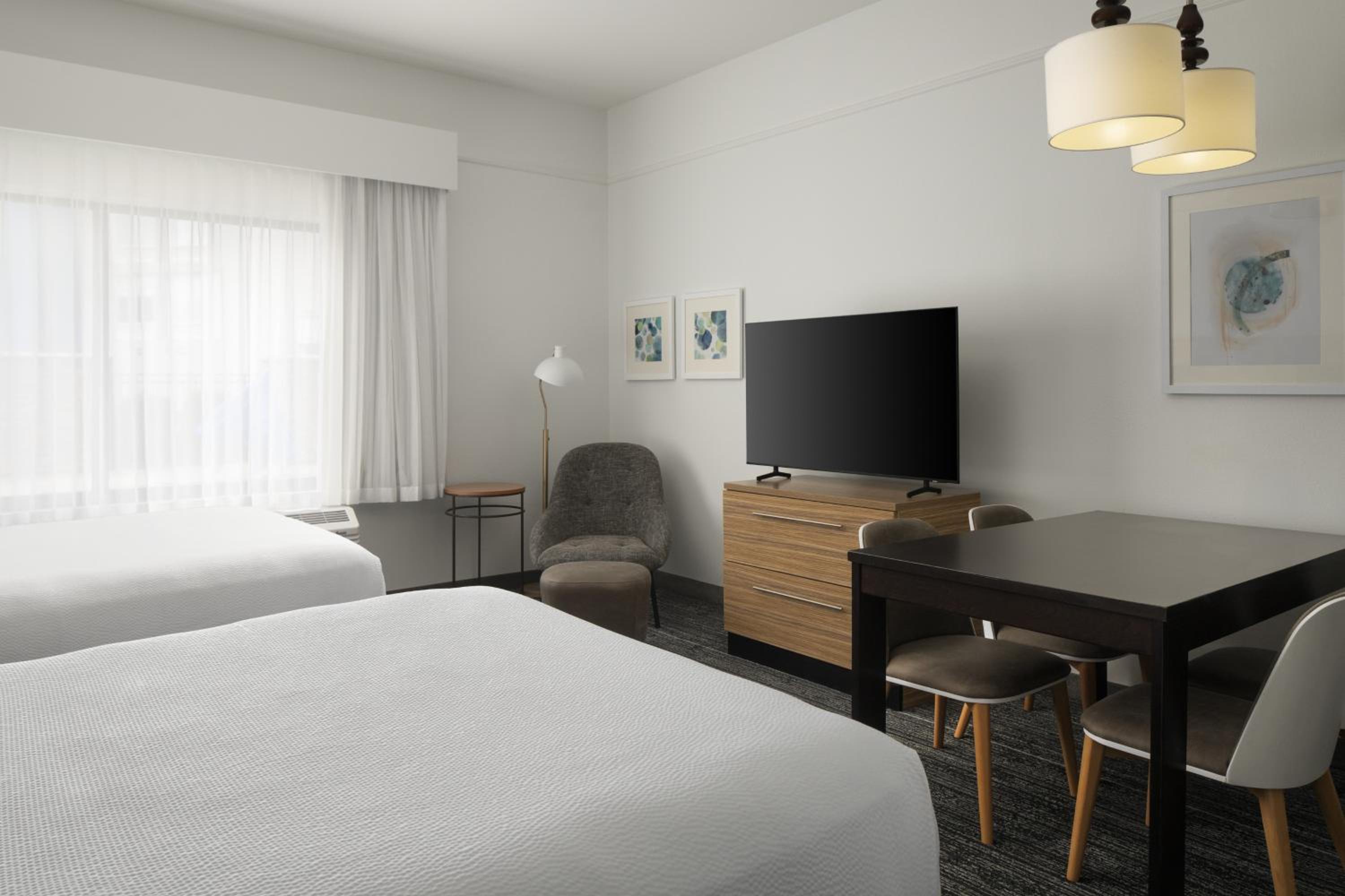 Studio with Two Queen Beds - Hearing Accessible photo 3