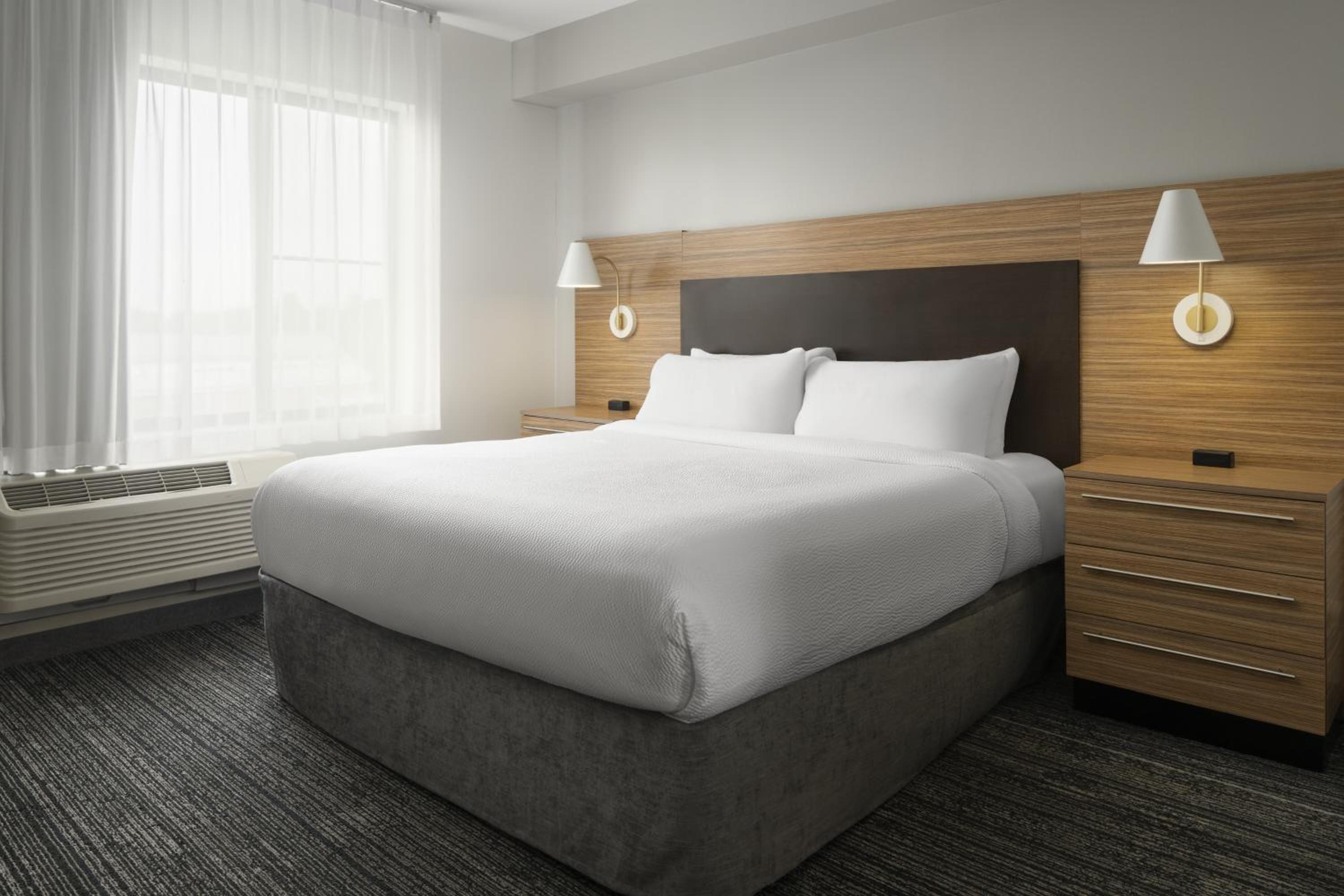 One-Bedroom Queen Suite with Sofa Bed - Hearing Accessible photo 3