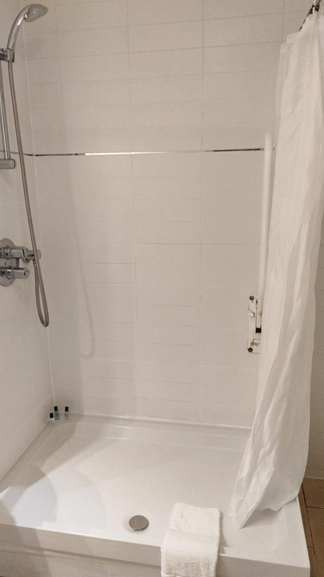 Twin Room - Disability Access photo 1