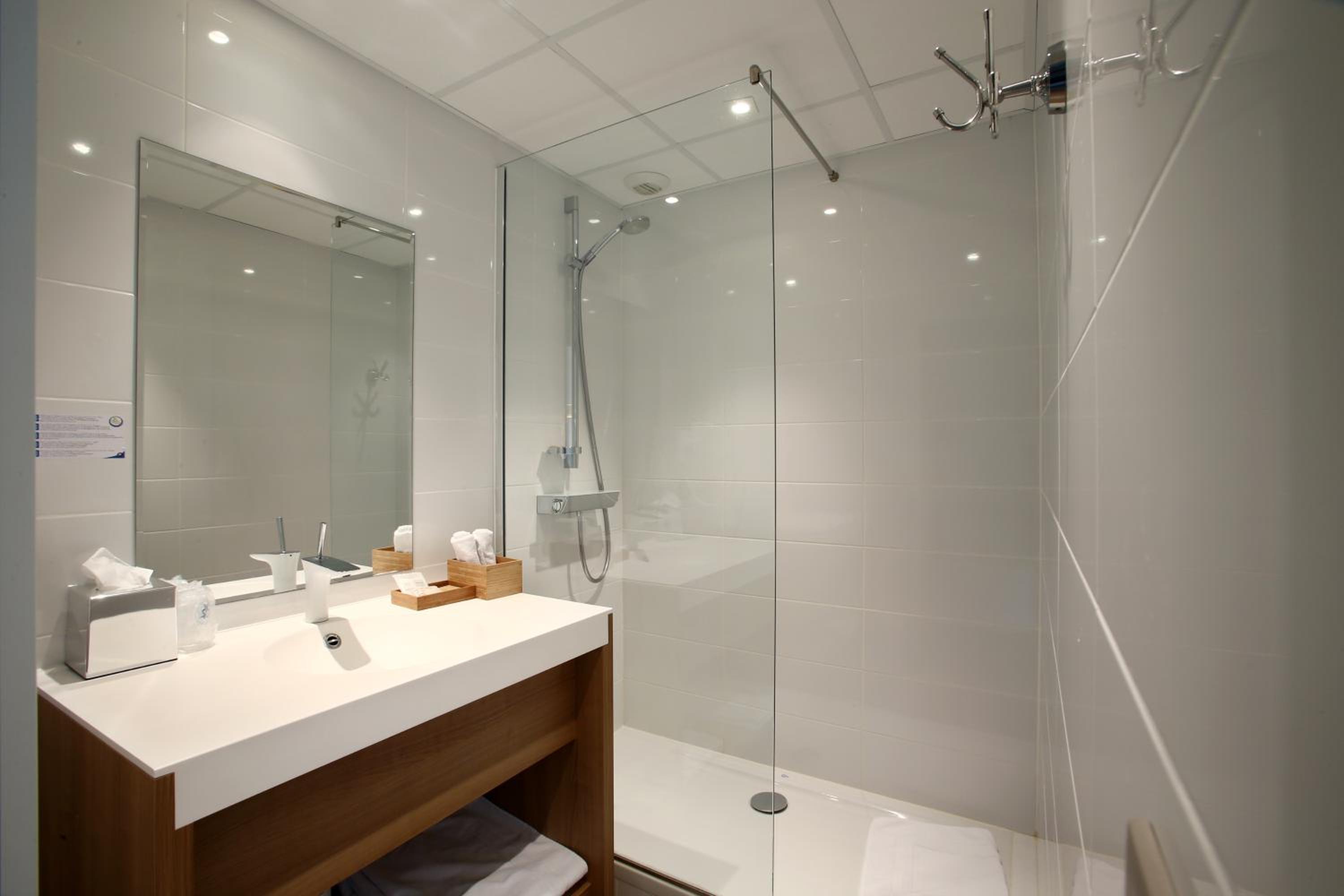 Premium Triple Room with pool view - Photo 5