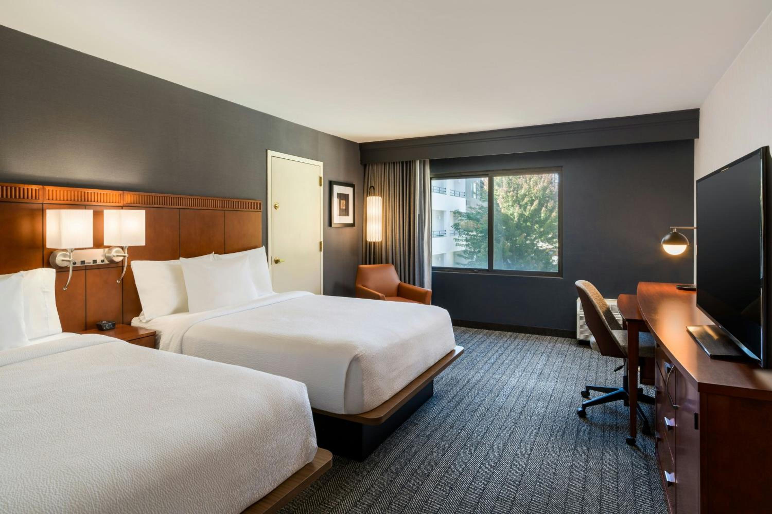Queen Room with Two Queen Beds and Adapted Tub - Mobility and Hearing Accessible - Photo 2