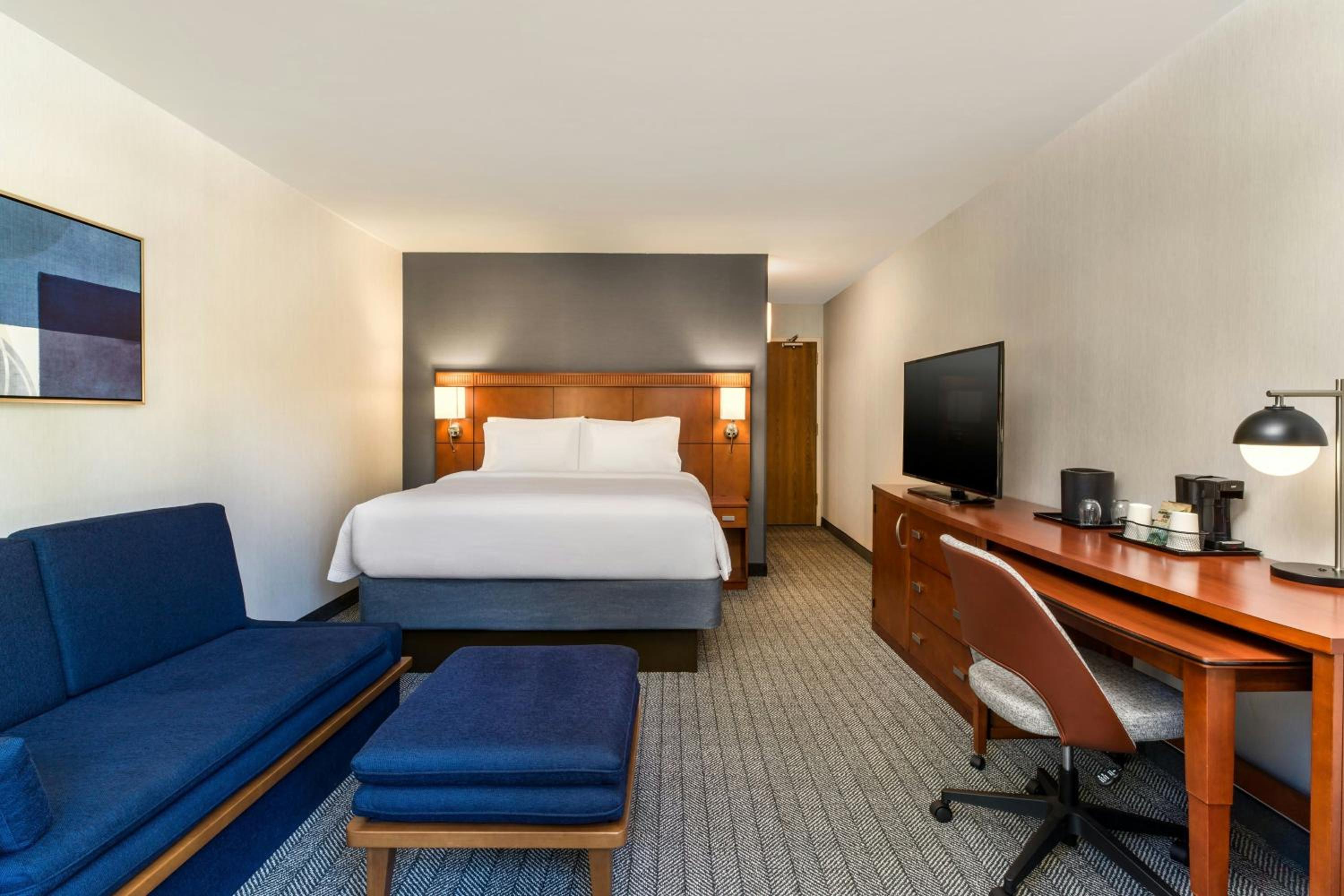 King Room with Sofa Bed and Roll-in Shower - Mobility and Hearing Accessible photo 3