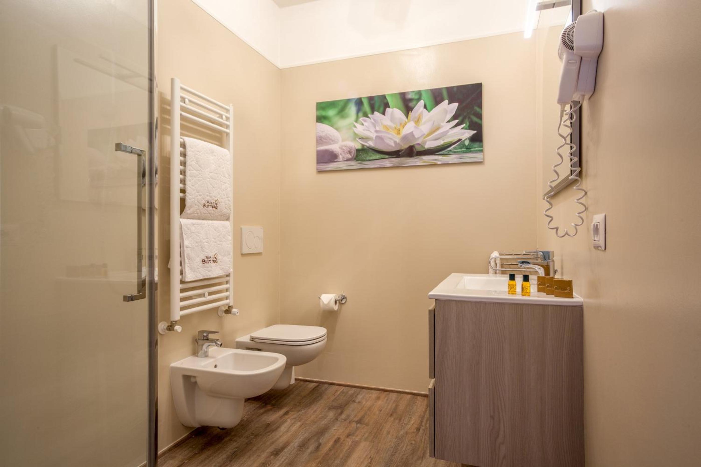 King Suite with Balcony photo 3