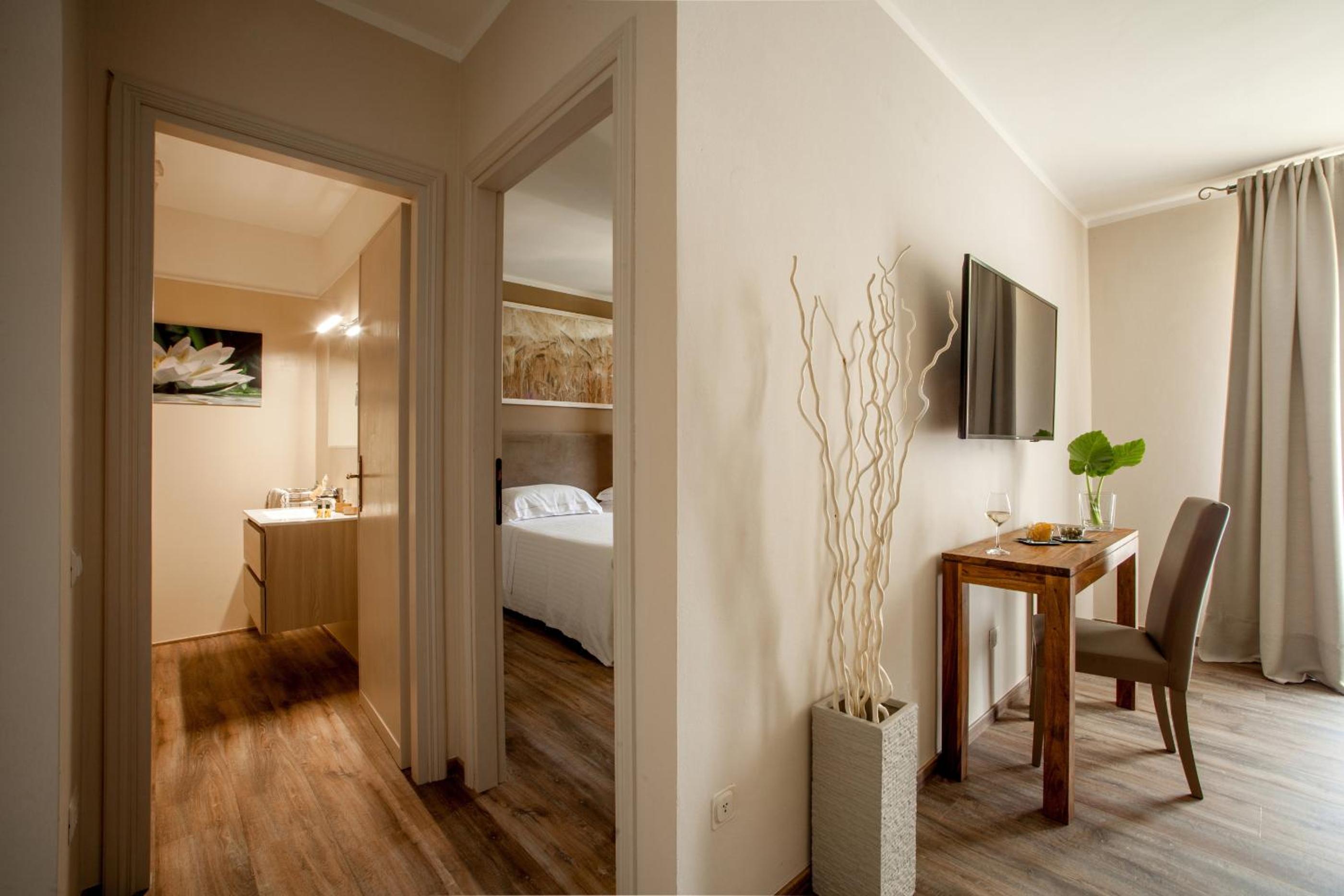 King Suite with Balcony photo 2