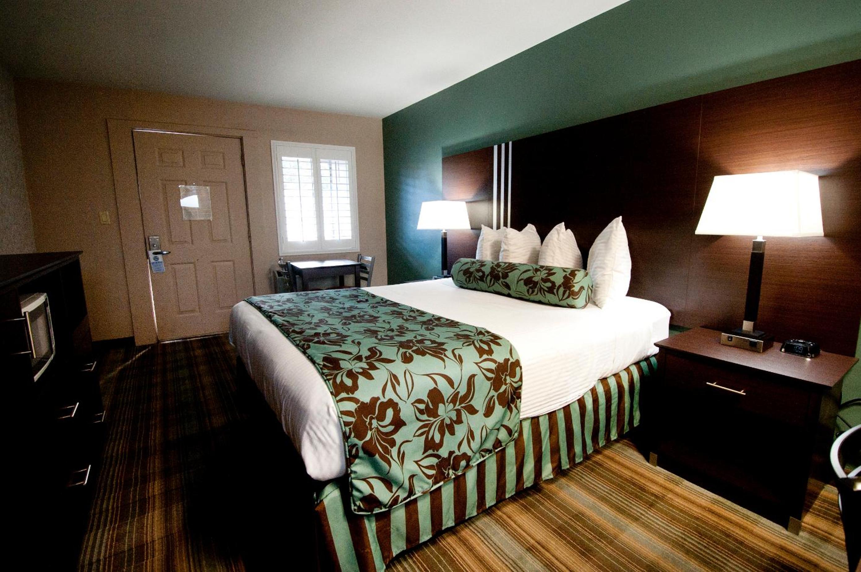 Standard Queen Room photo 2