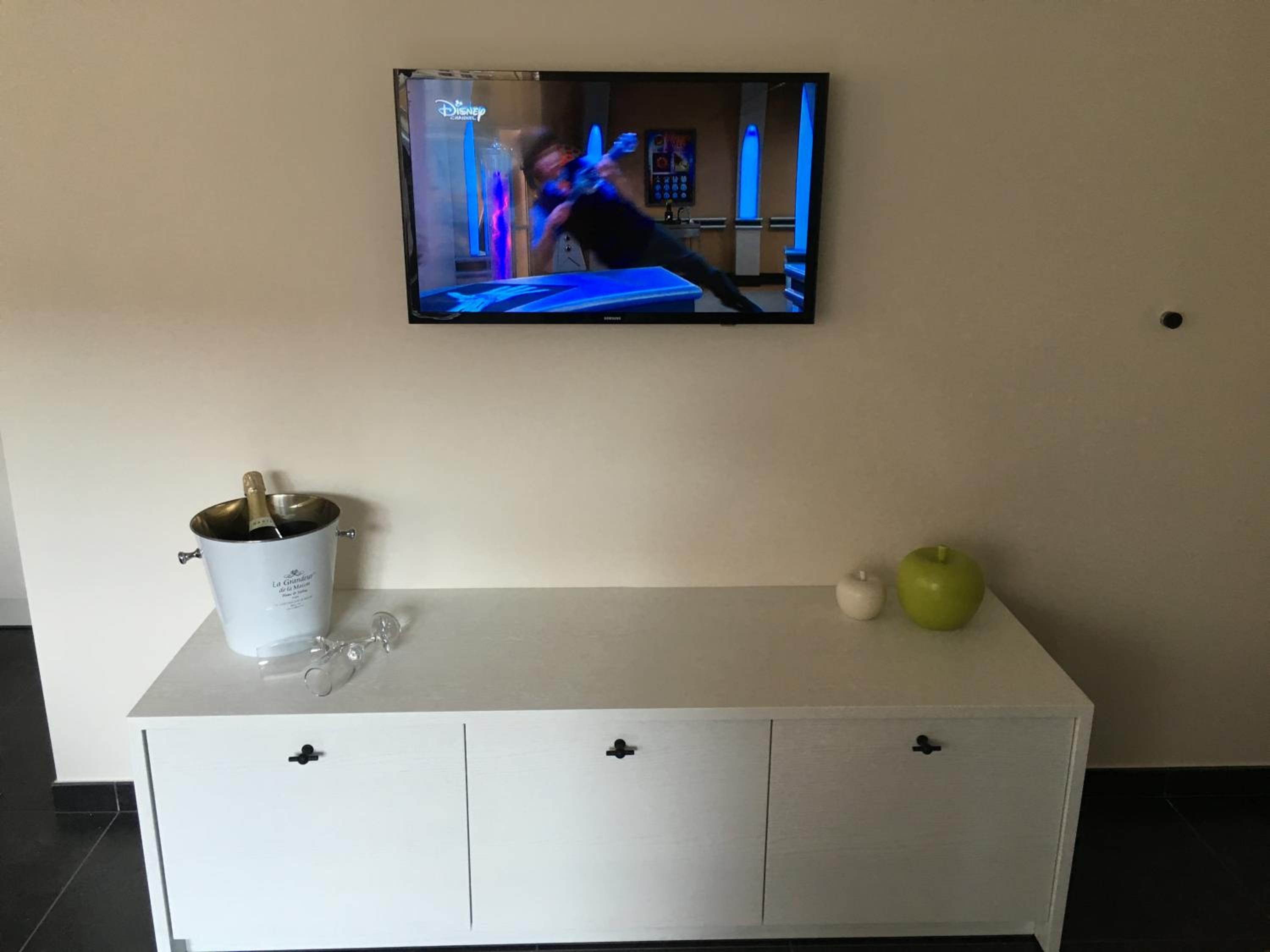 Two-Bedroom Apartment - Photo 2