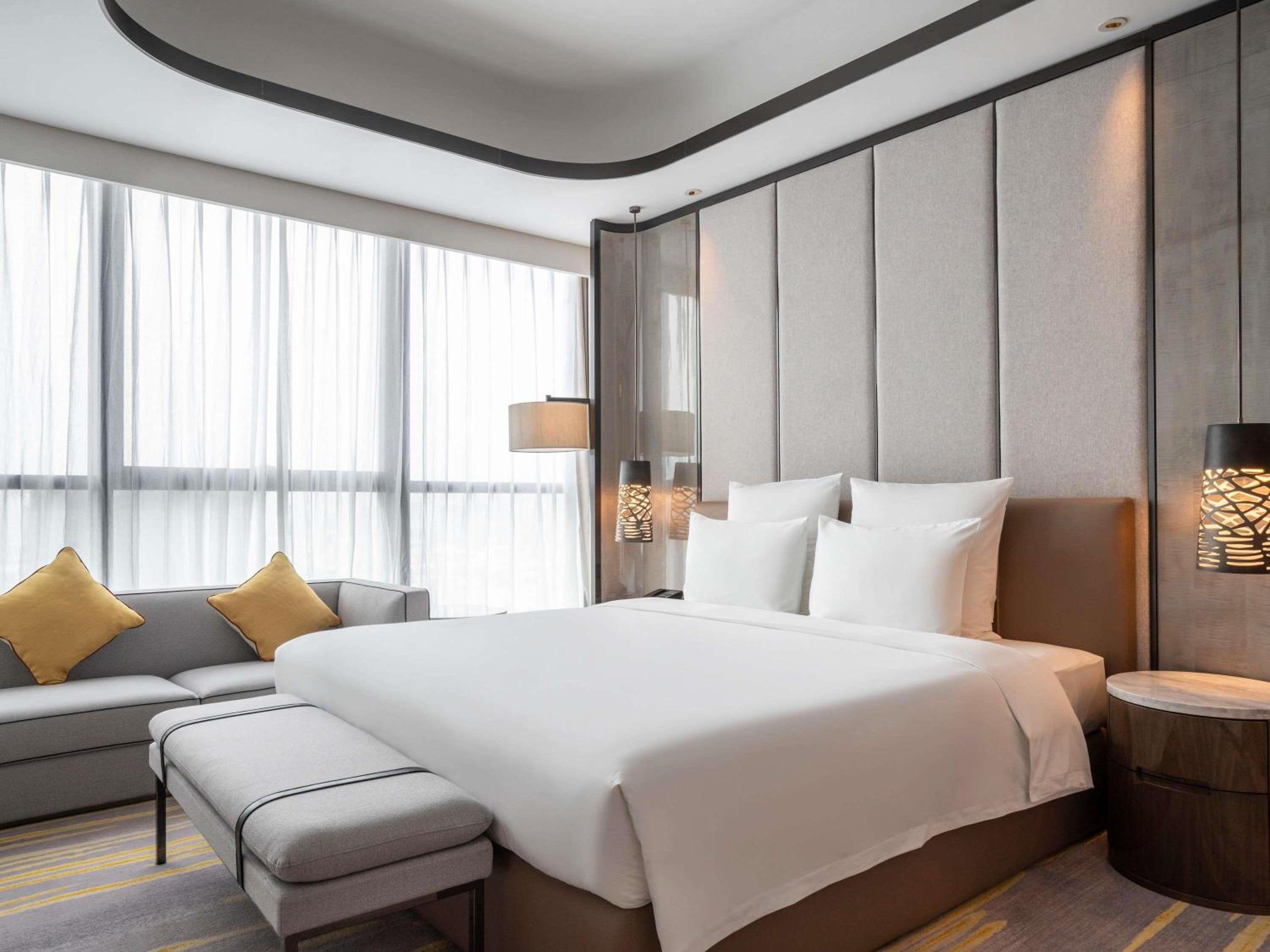Deluxe King Suite with Lounge Access