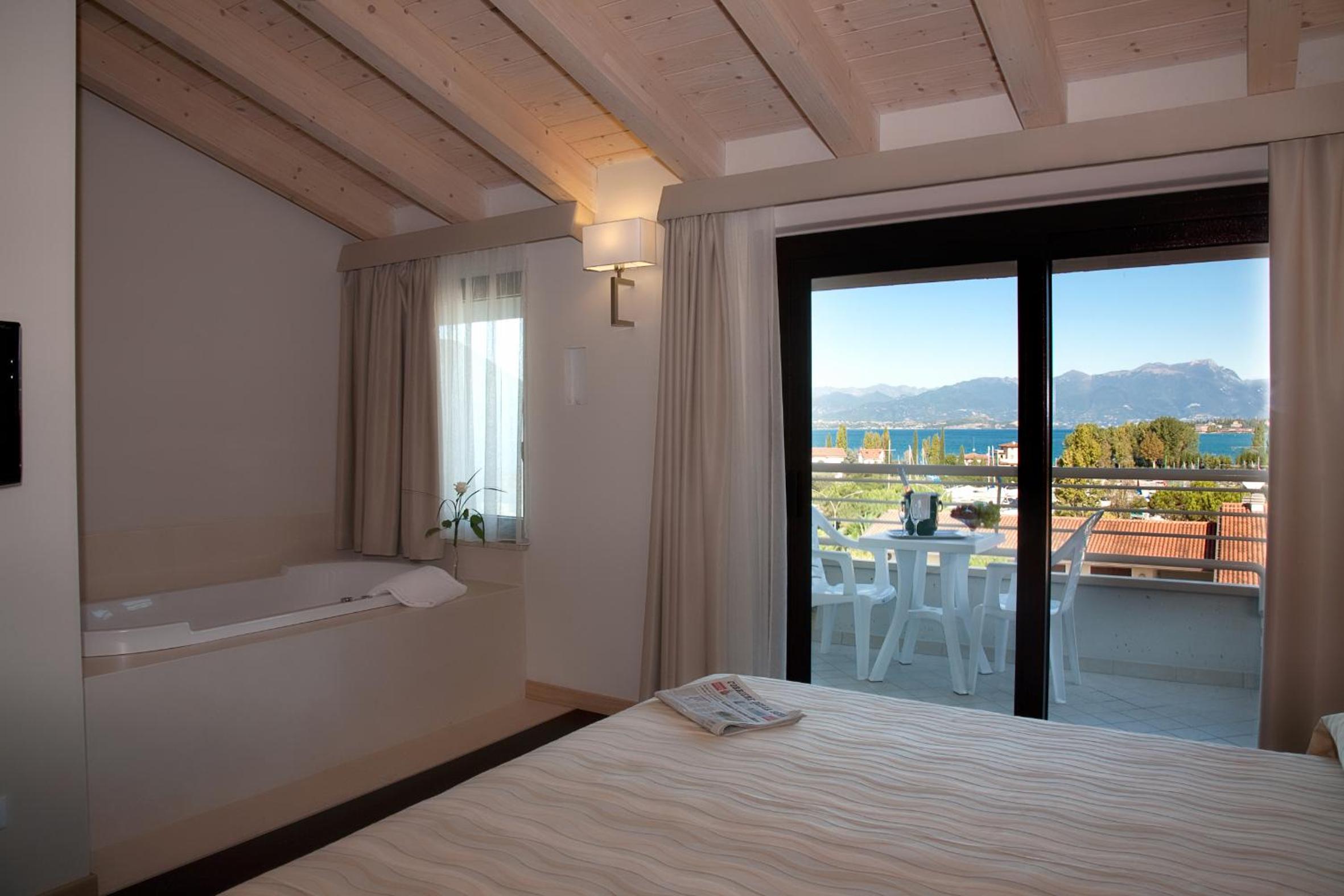 Superior Suite with Lake View - Photo 4
