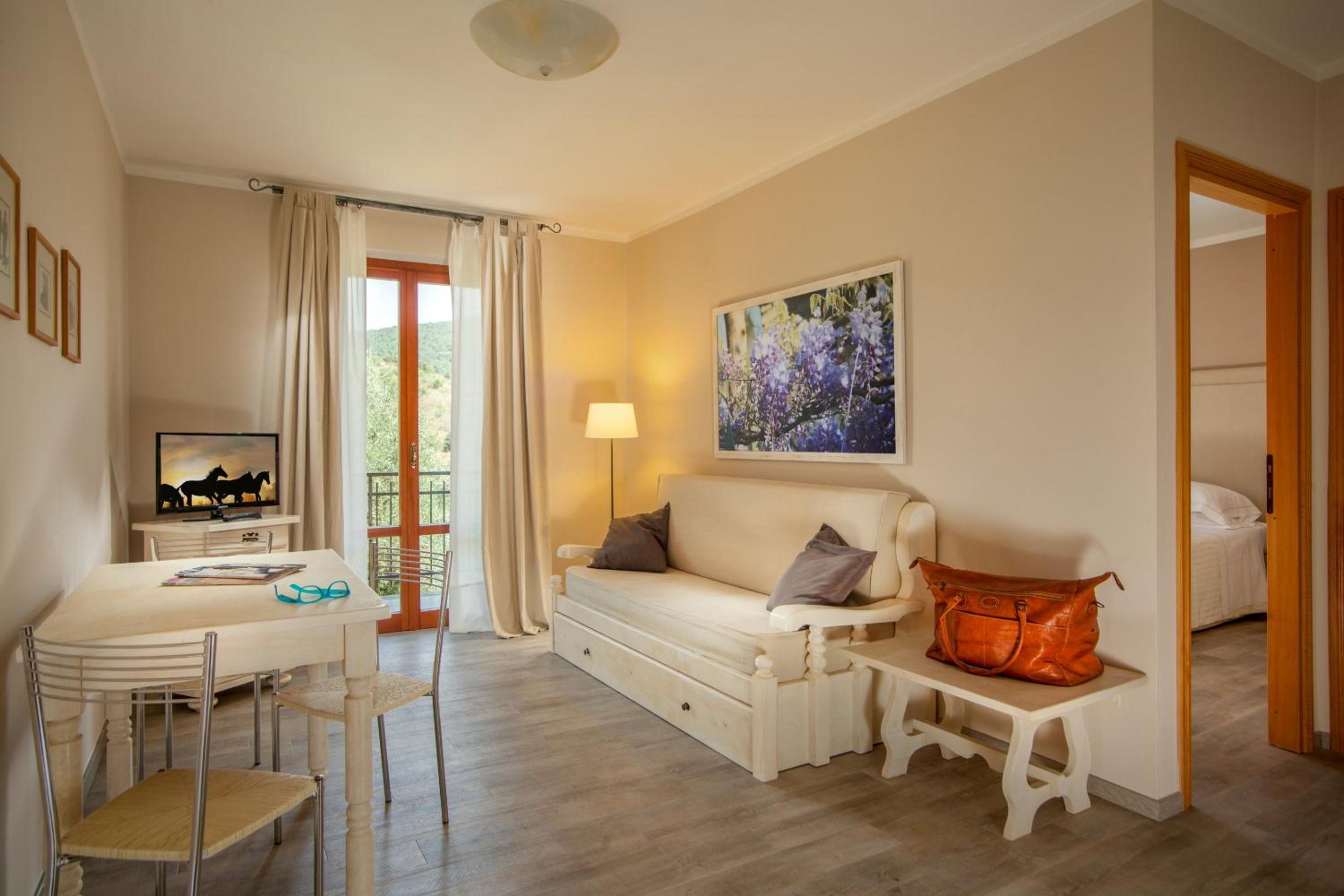 Deluxe Double Room with Balcony photo 2