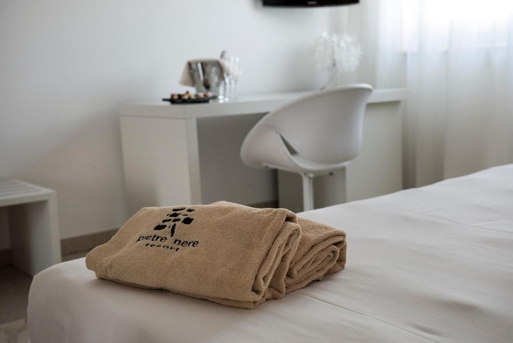 Deluxe Double Room - Photo 9