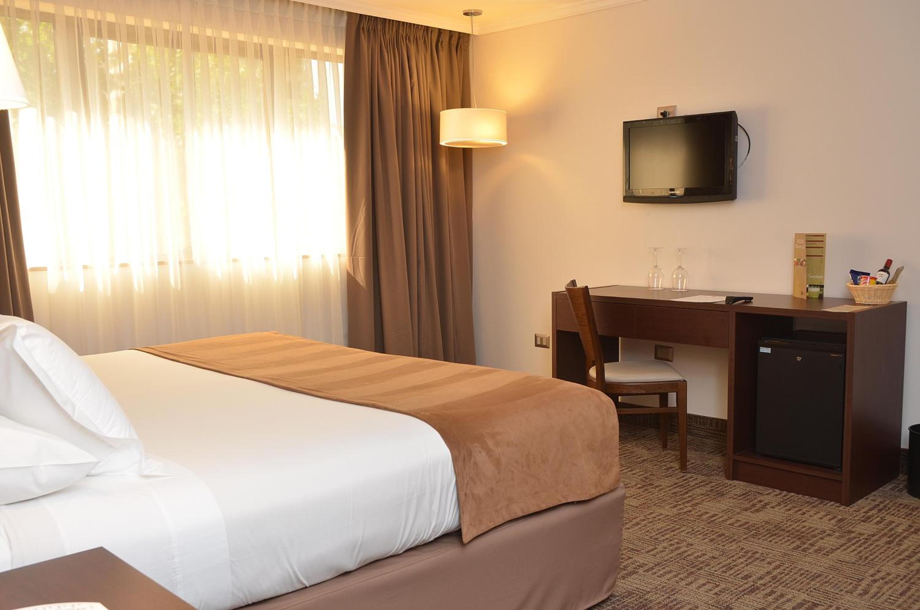 Standard King Room - Photo 8