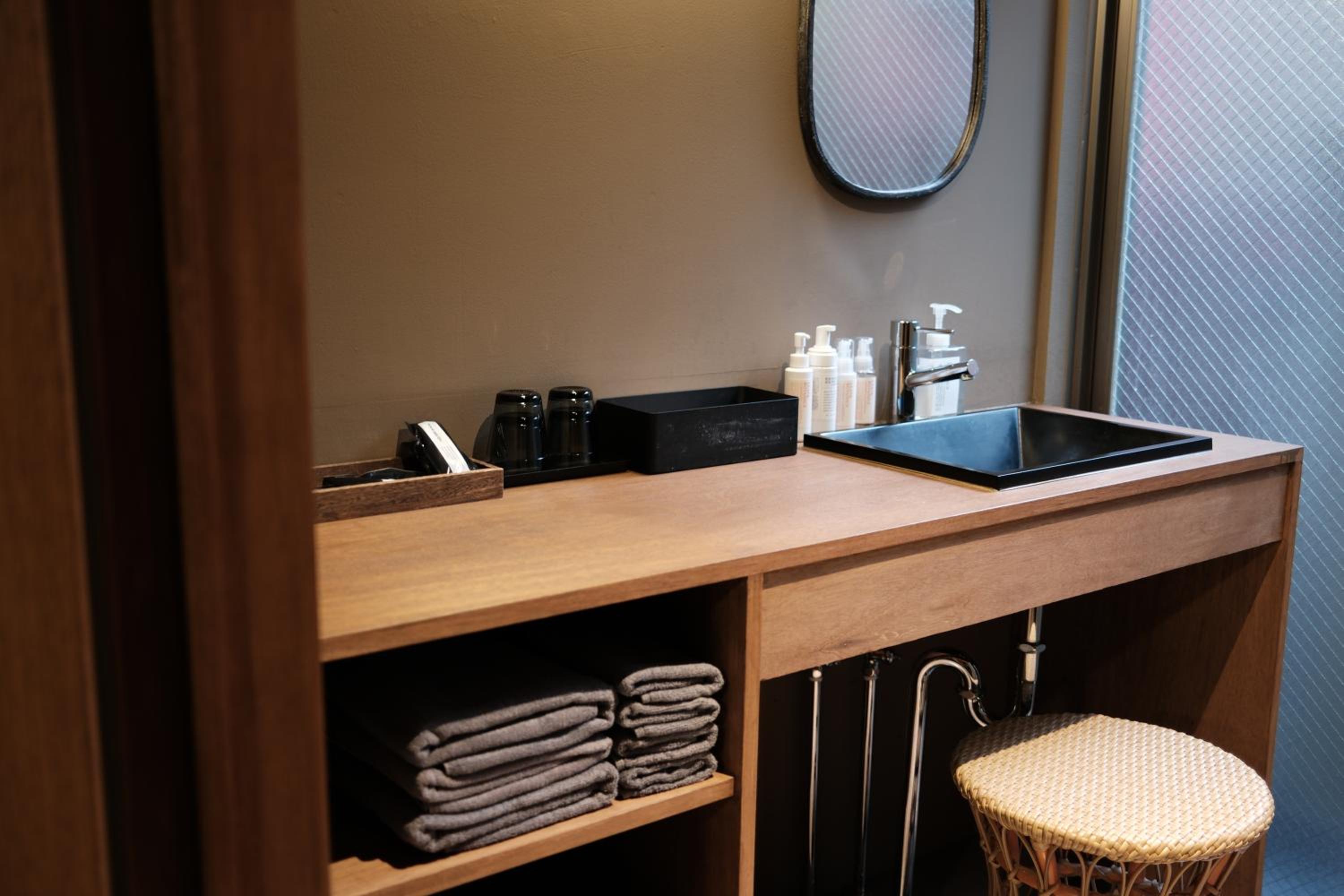 2nd-Floor Kitchen Suite for Groups – No Sauna photo 3