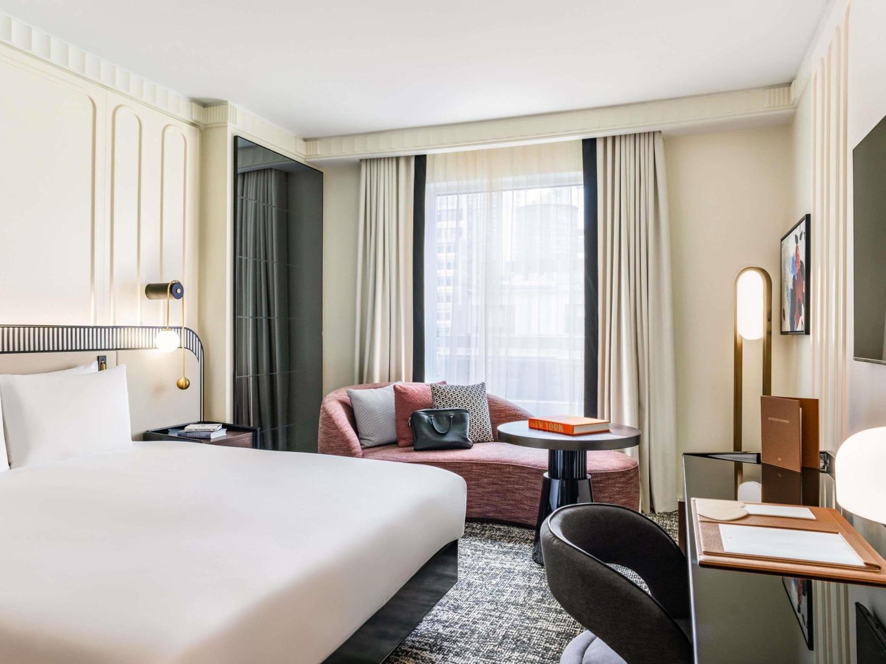 Luxury 1 King Bed 15th floor and up Hearing-Impaired Accessible room with Bath Tub