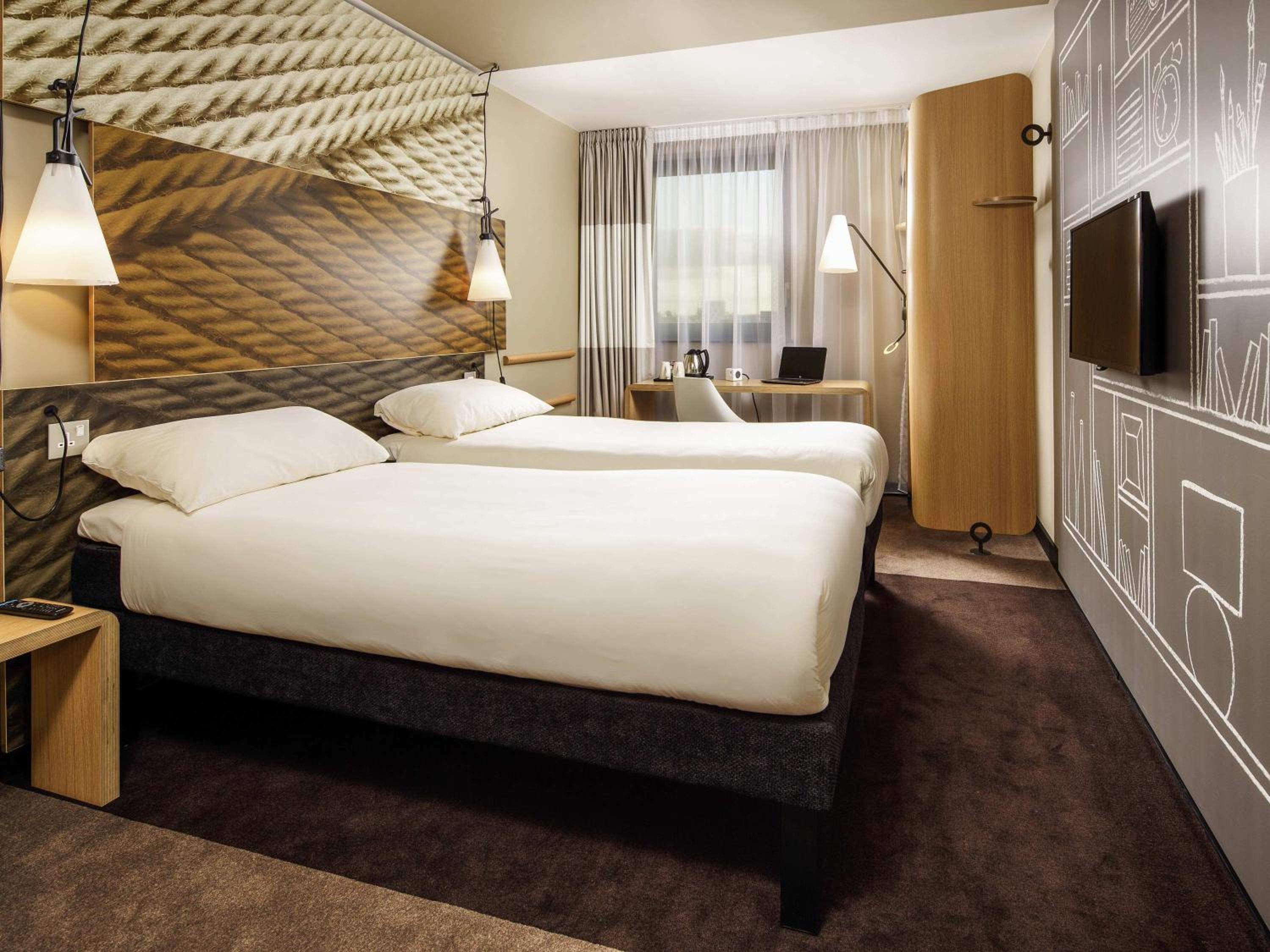 Accessible Twin Room photo 2