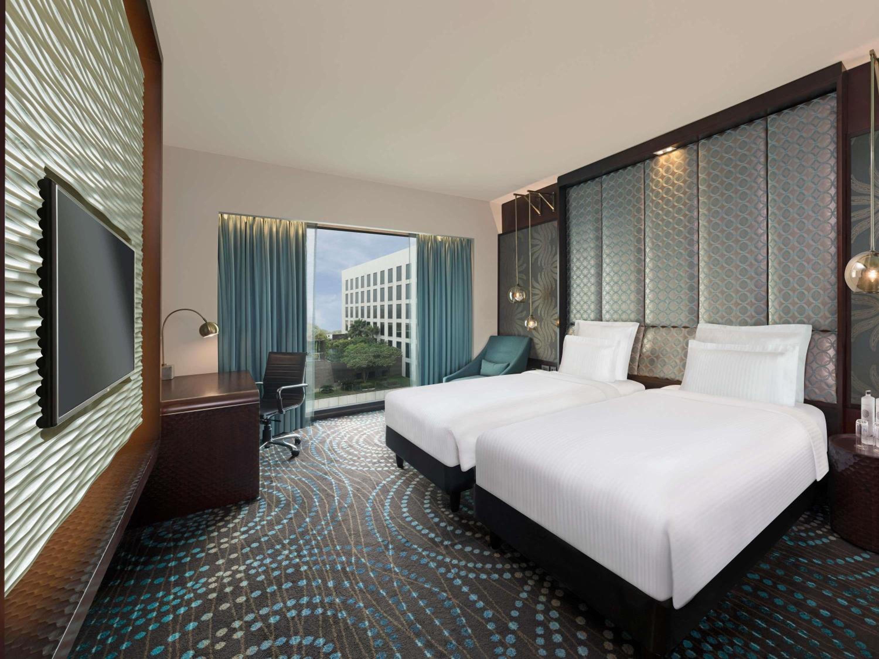Superior Twin Room with Pool View and Bathtub