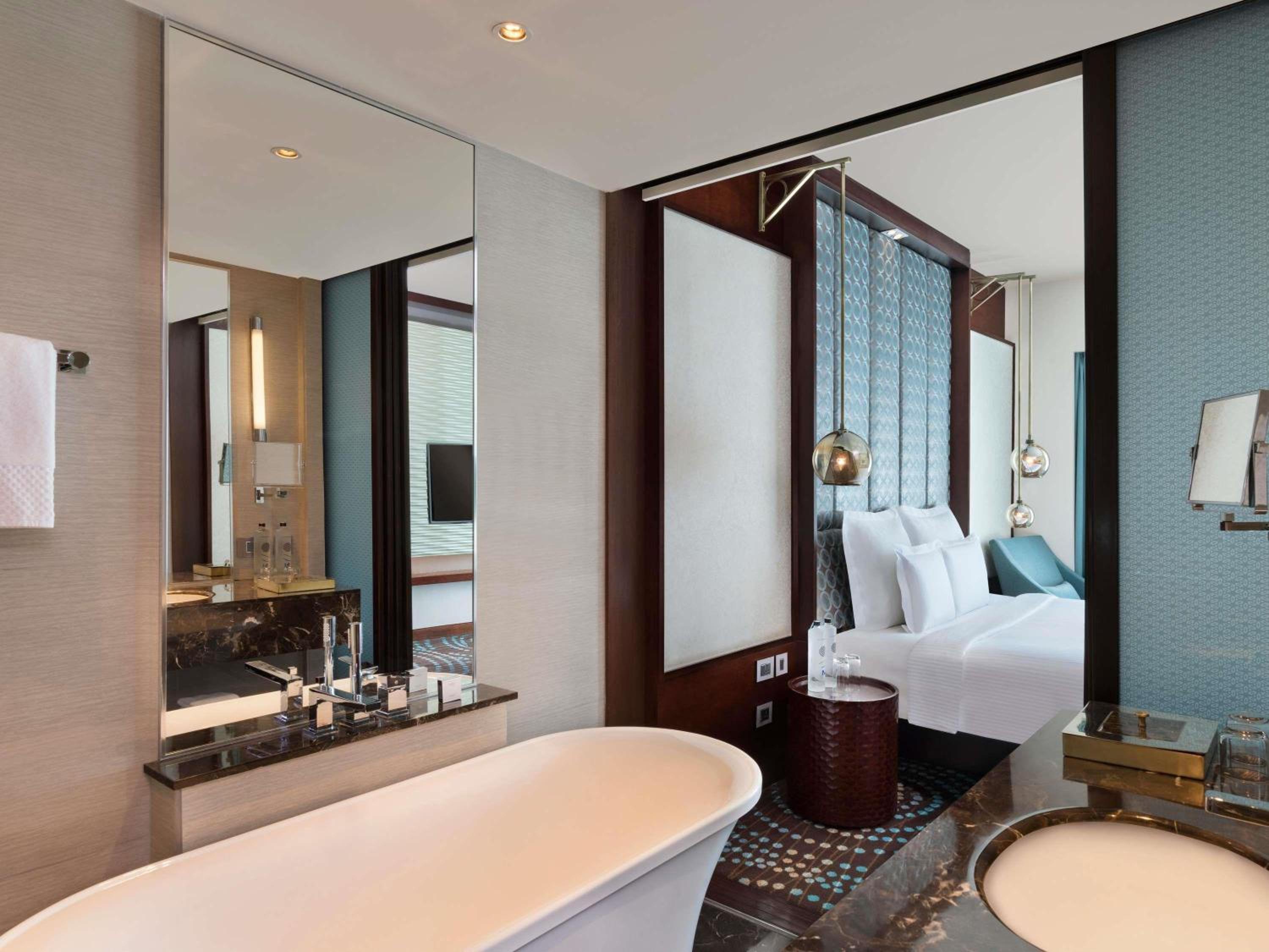Superior King Room with Pool View and Bathtub