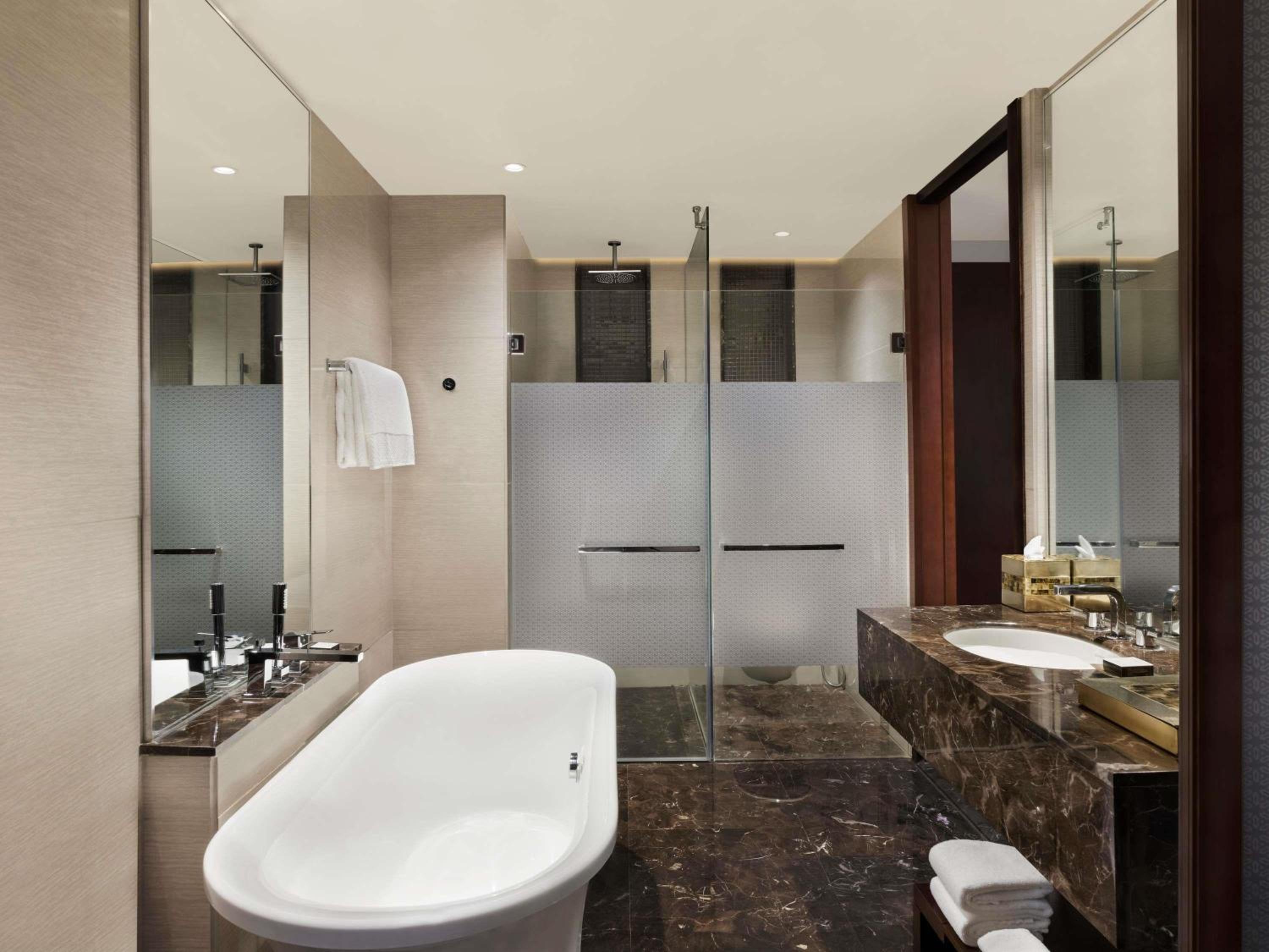 Superior King Room with Pool View and Bathtub thumbnail 5