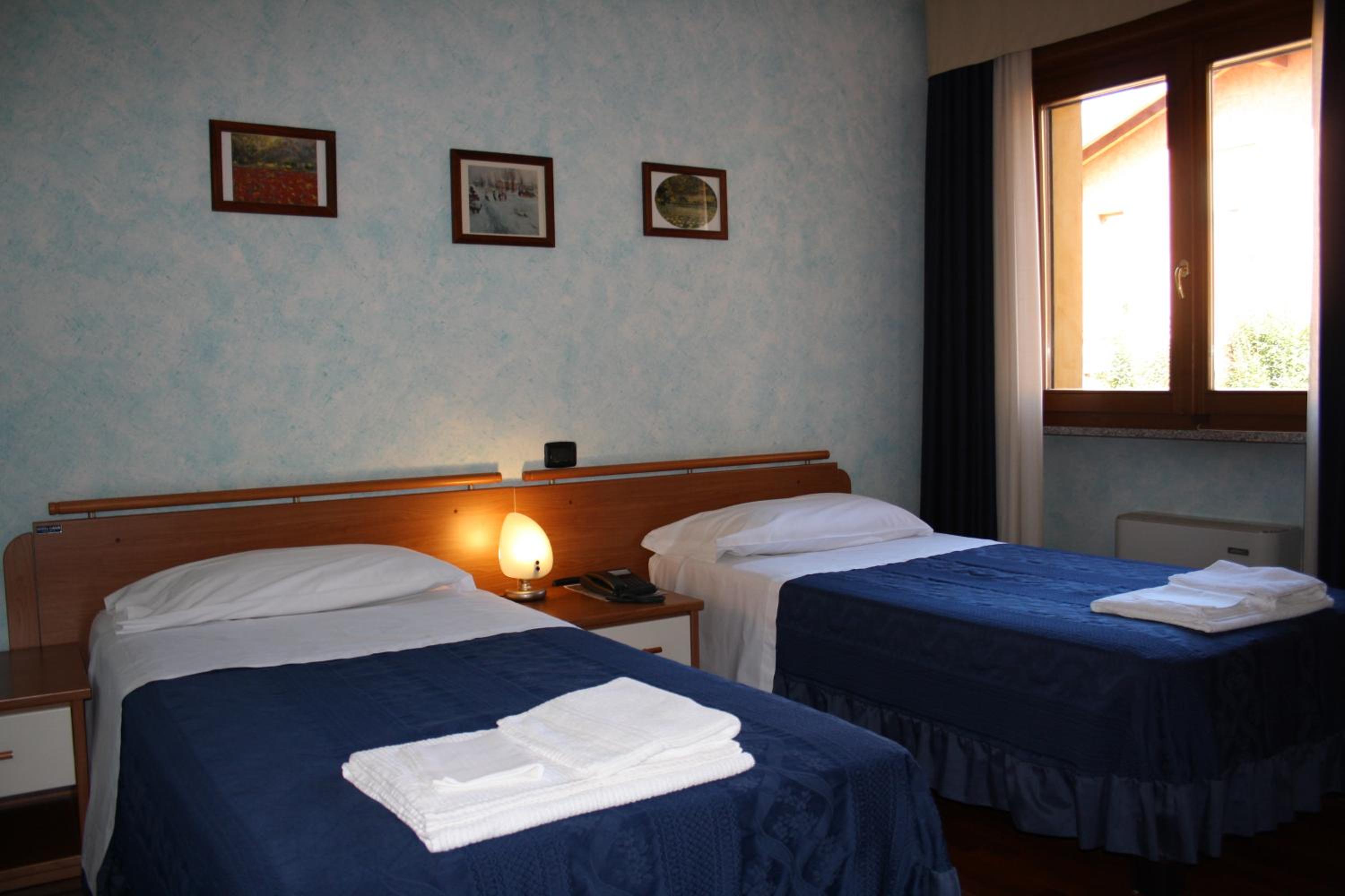 Standard Twin Room photo 2