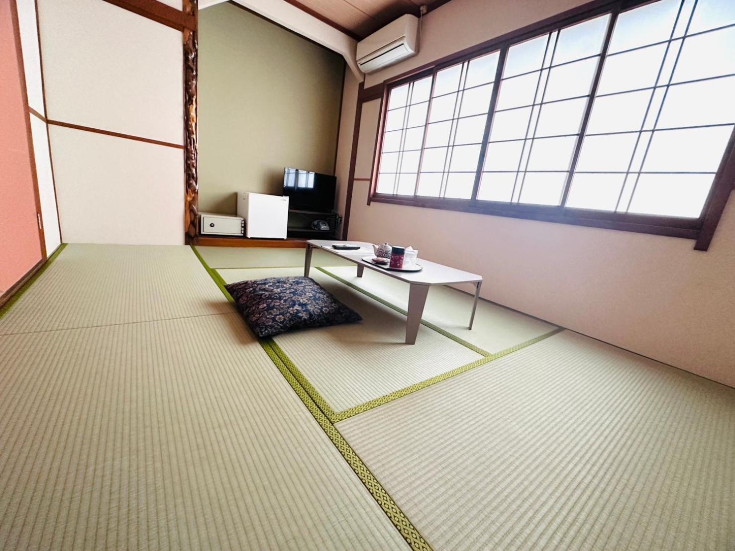 Single Room with Shared Bathroom photo 2