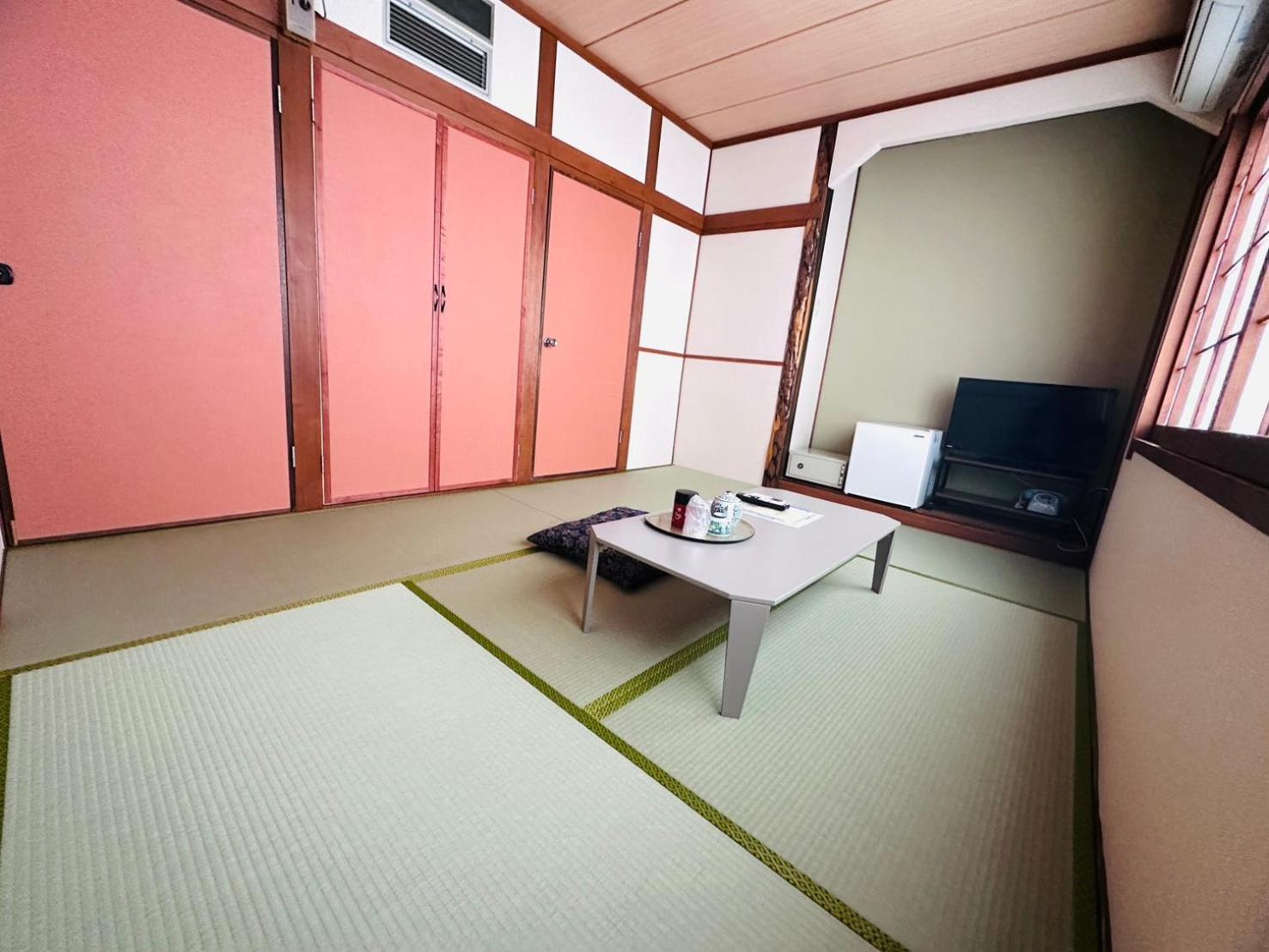 Single Room with Shared Bathroom photo 1