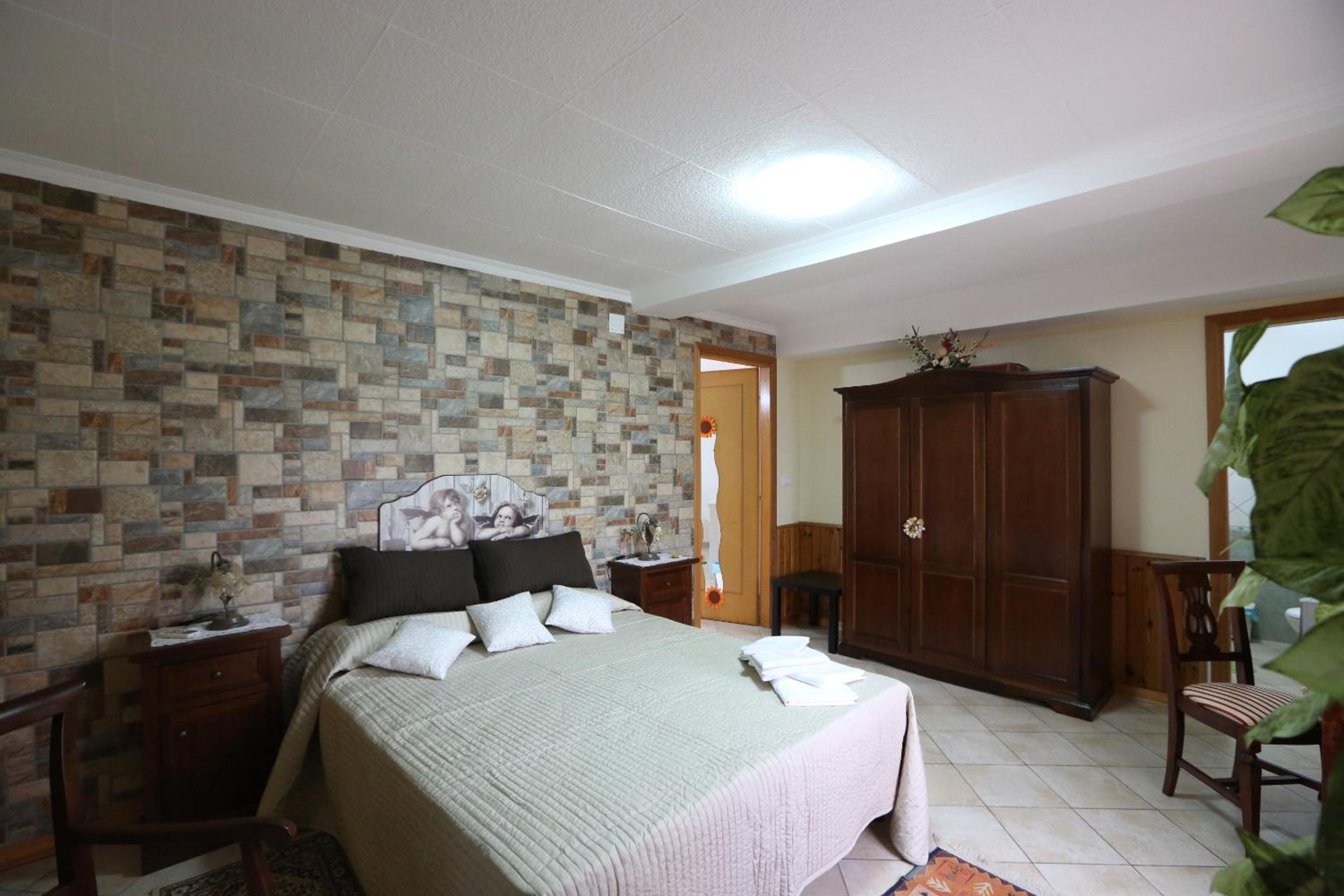 Double Room - Photo 2