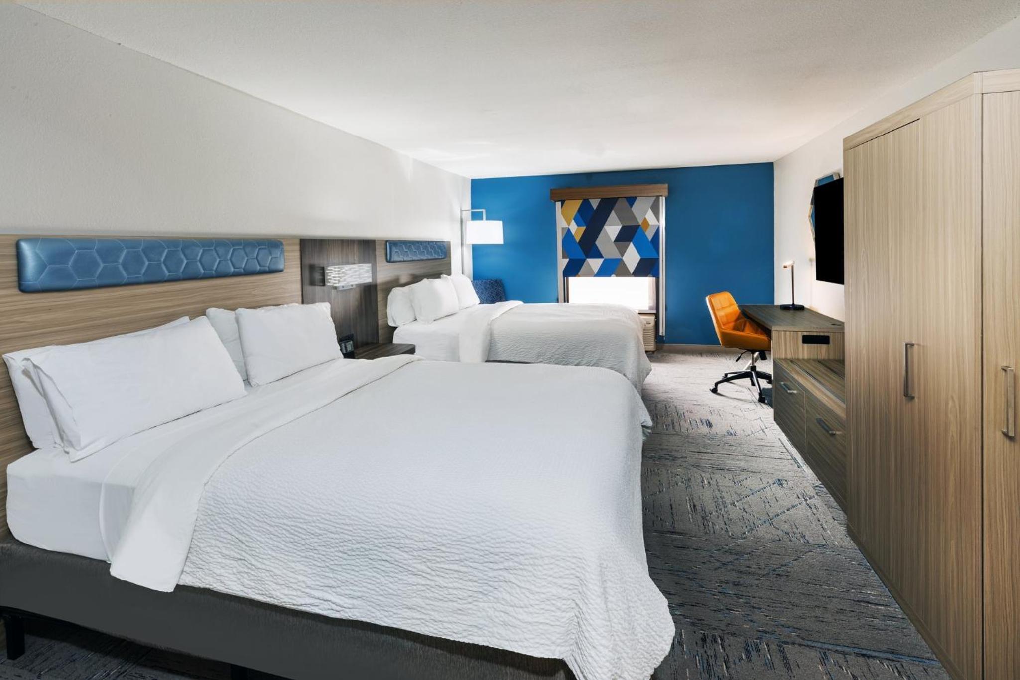 Standard Queen Room with Two Queen Beds - Communications Accessible - Photo 2
