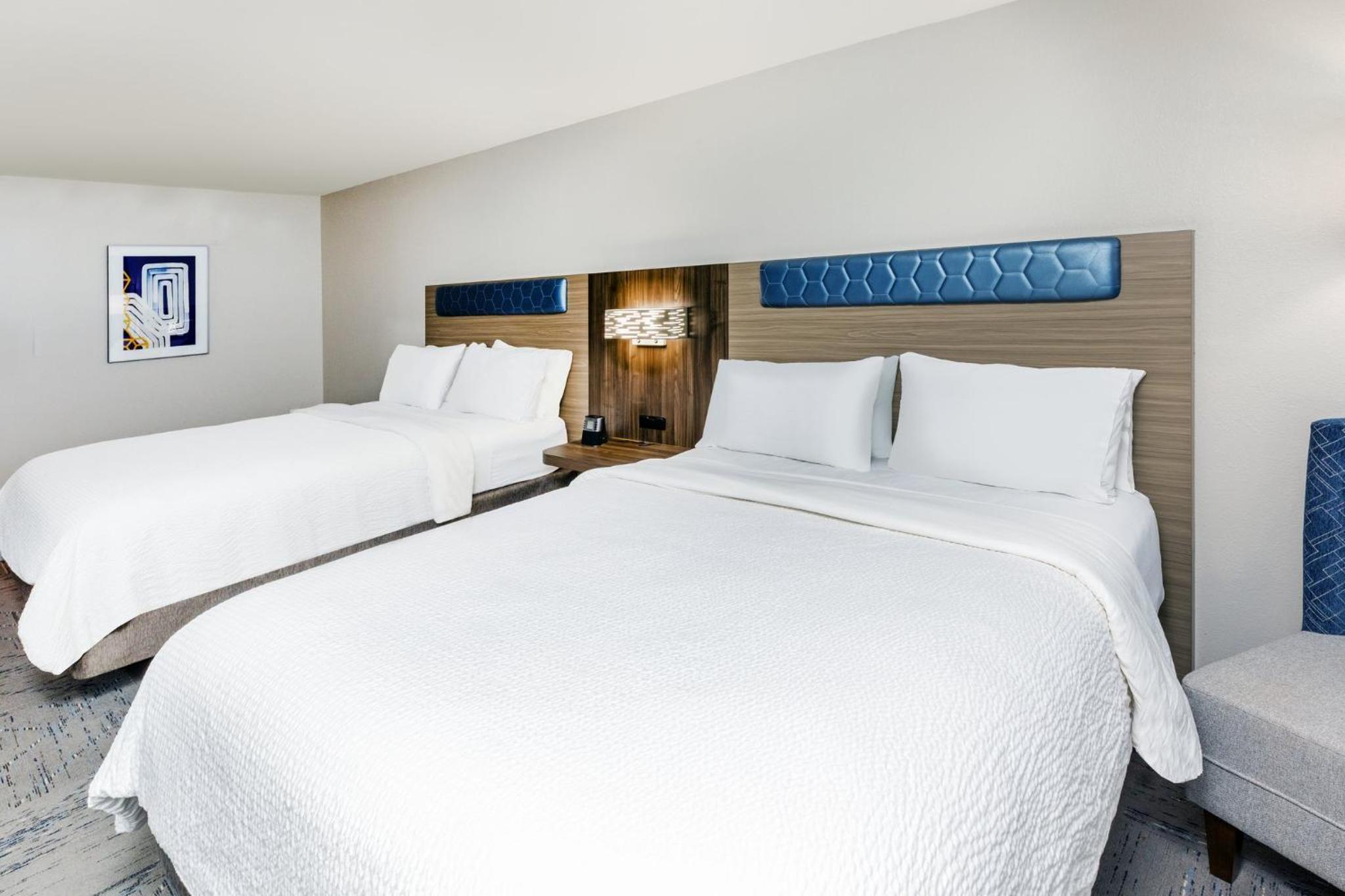 Standard Queen Room with Two Queen Beds - Communications Accessible - Photo 5