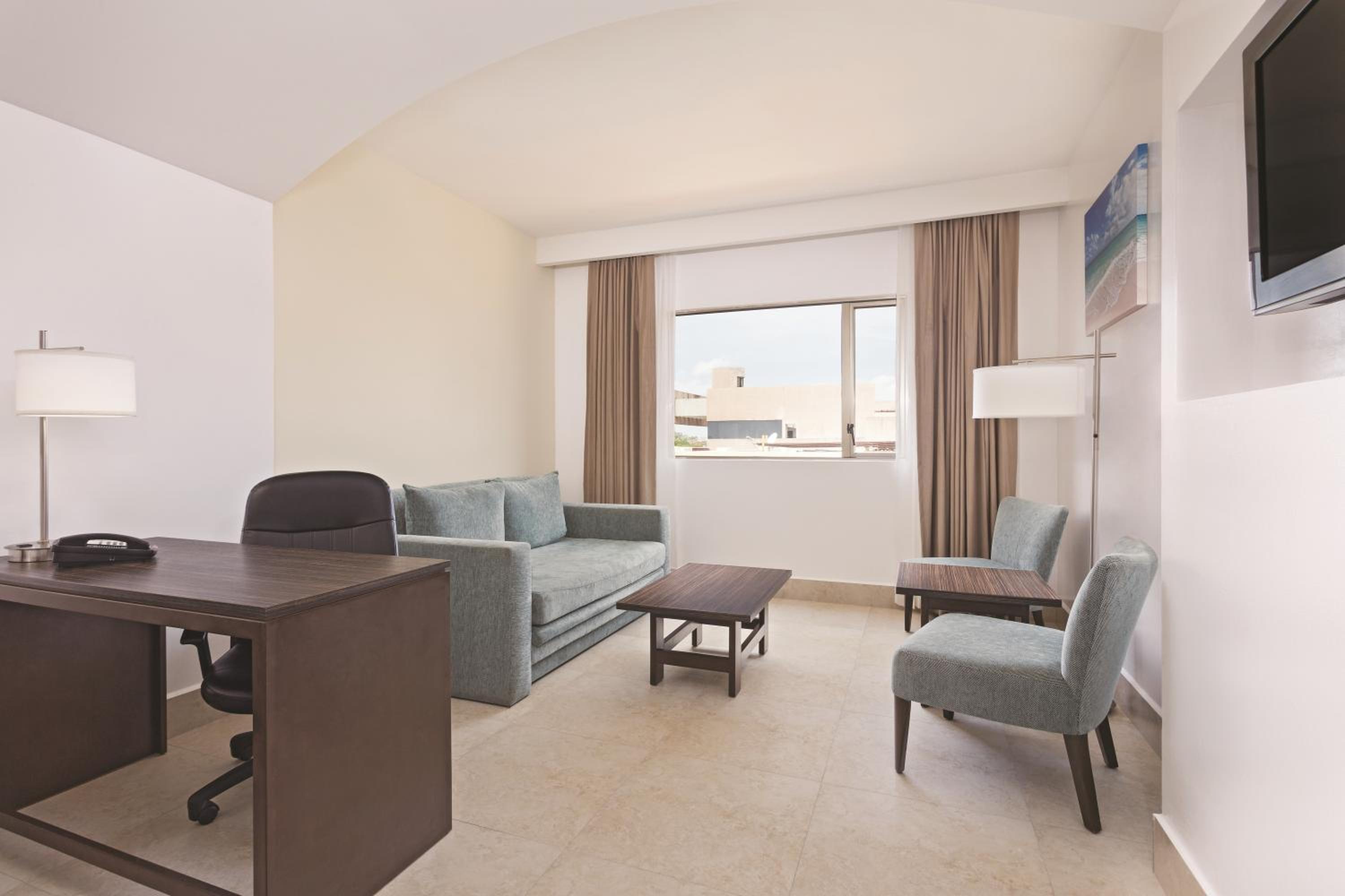 Junior King Suite - Non-Smoking photo 2