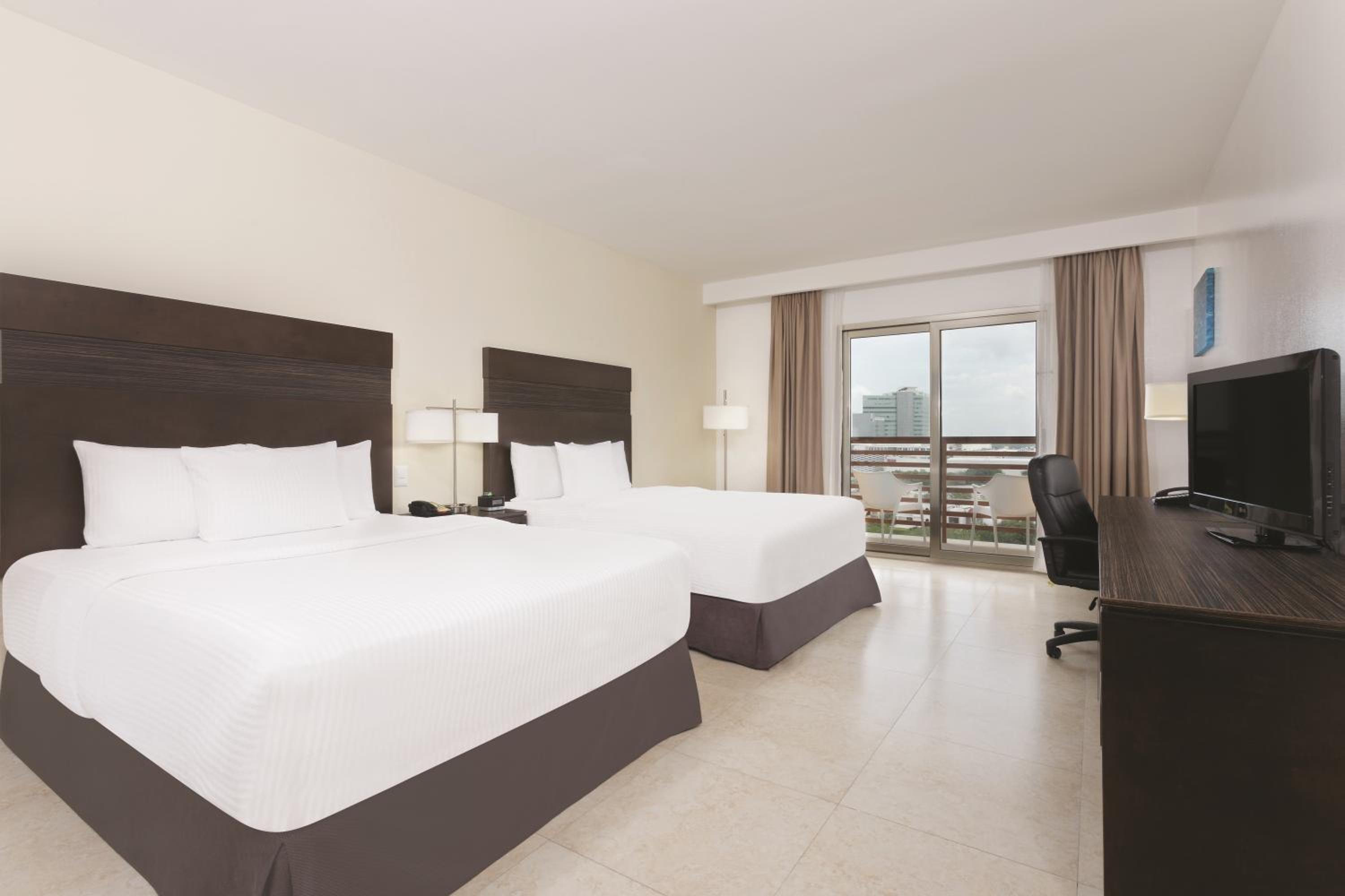 Deluxe Family Room with City View - Non-Smoking photo 2