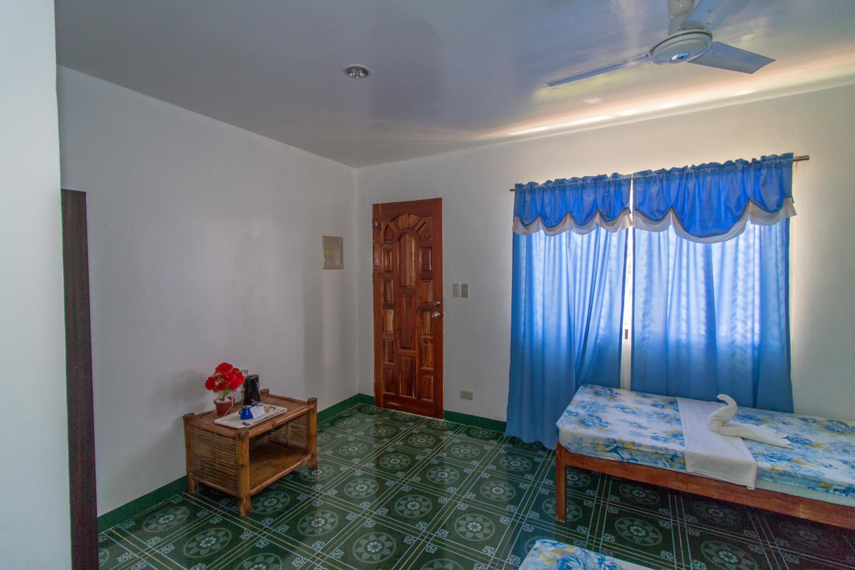 Standard Twin Room - Photo 7