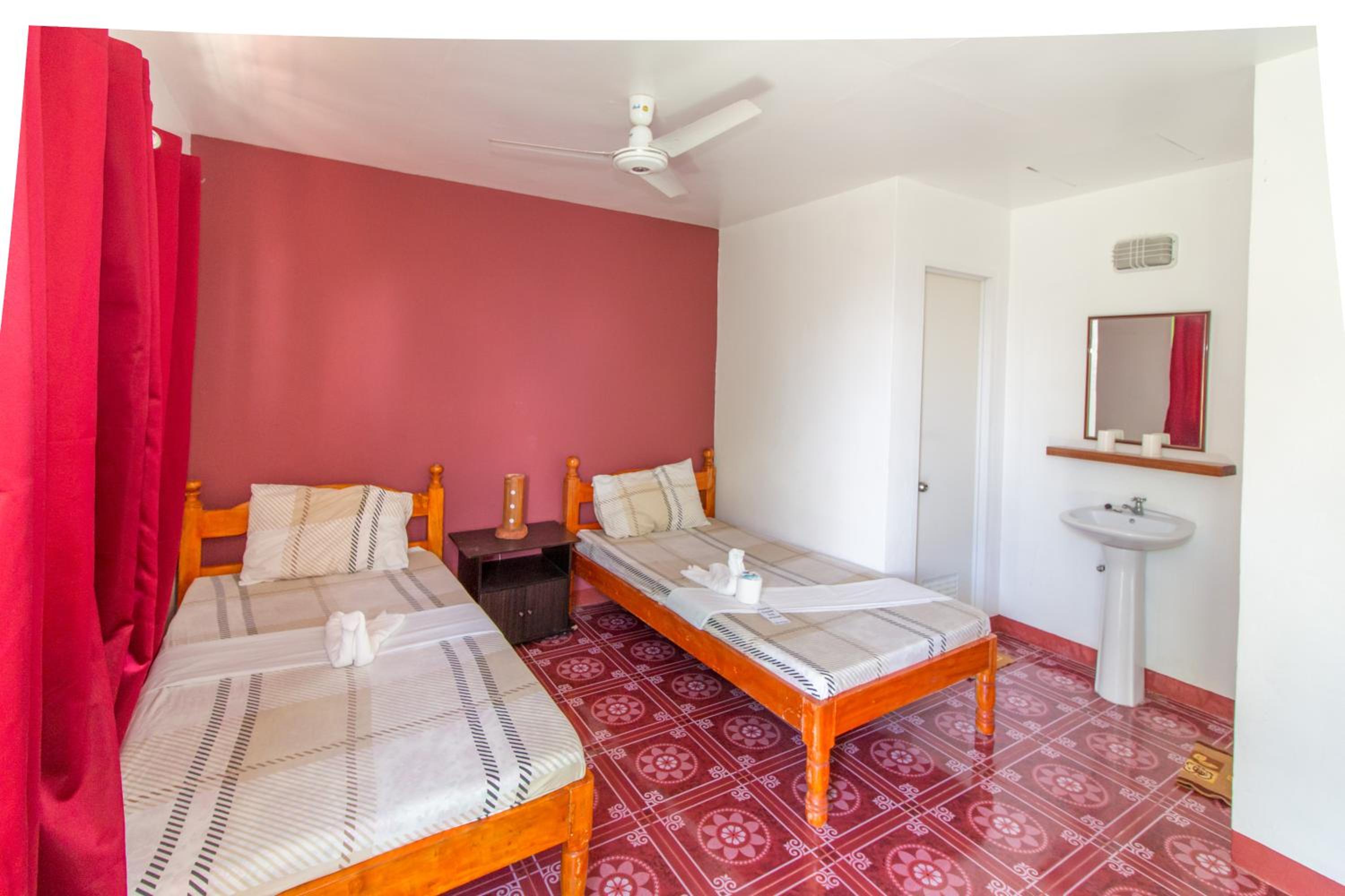 Standard Twin Room - Photo 8
