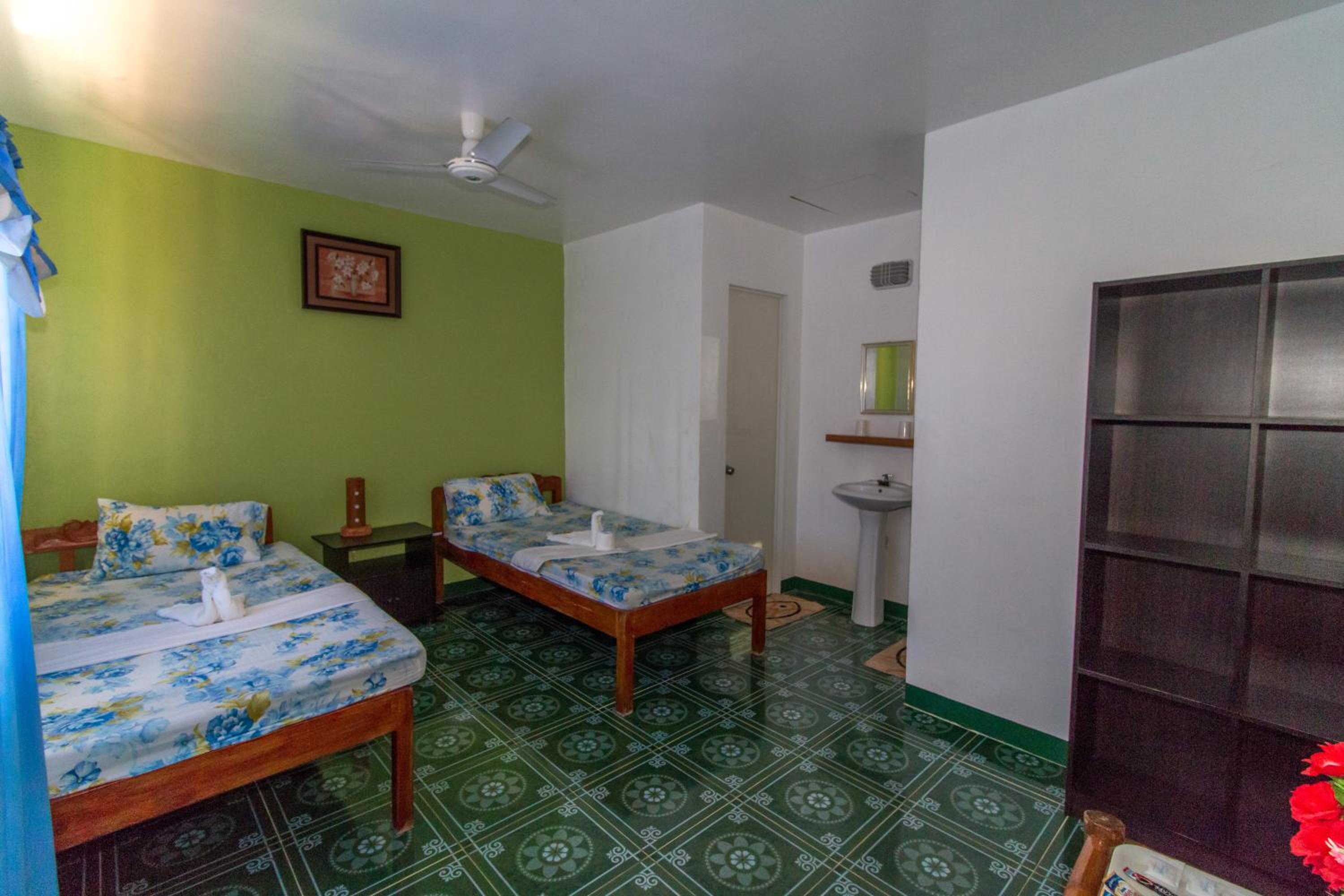 Standard Twin Room - Photo 9