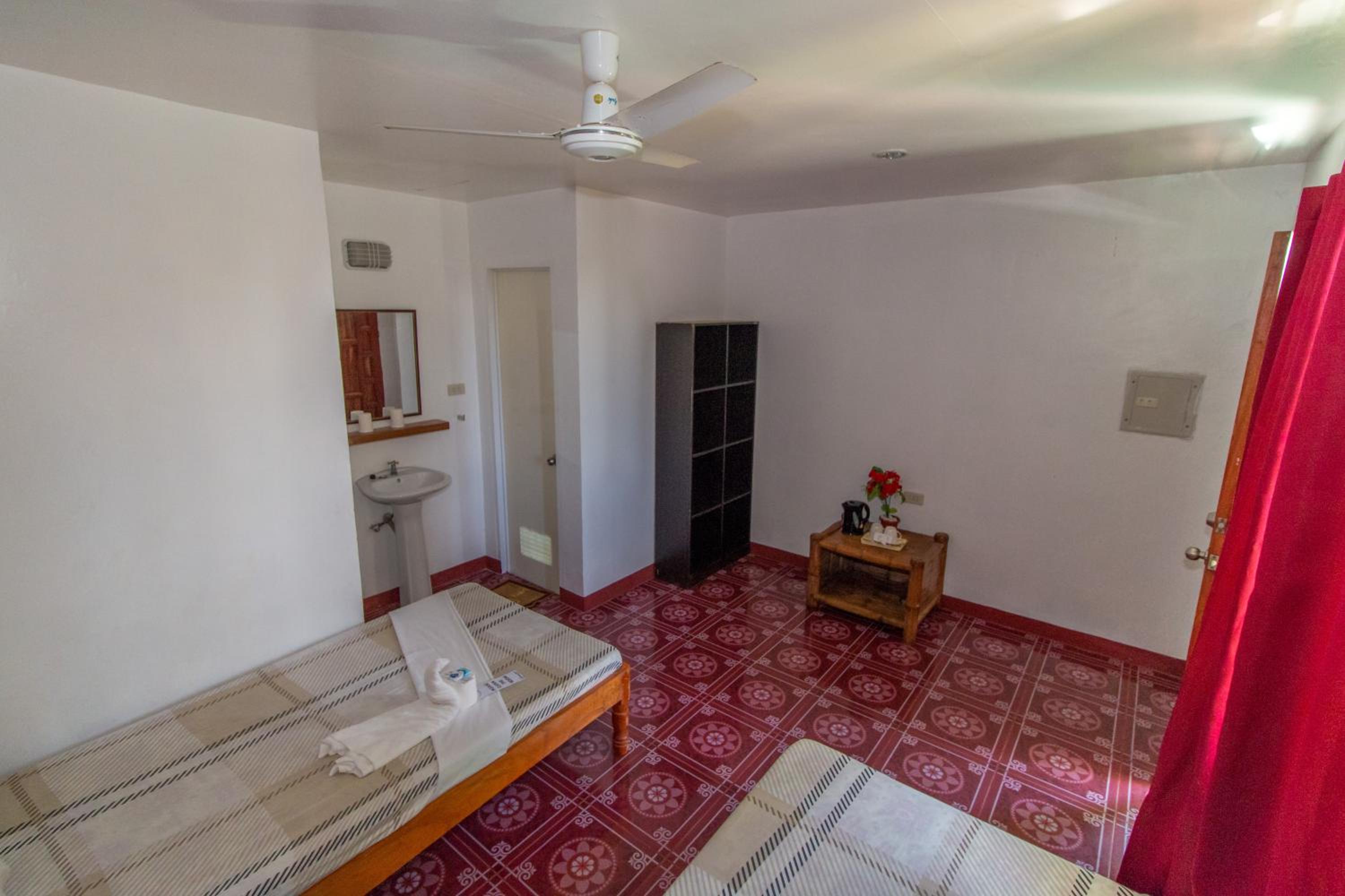 Standard Twin Room - Photo 15