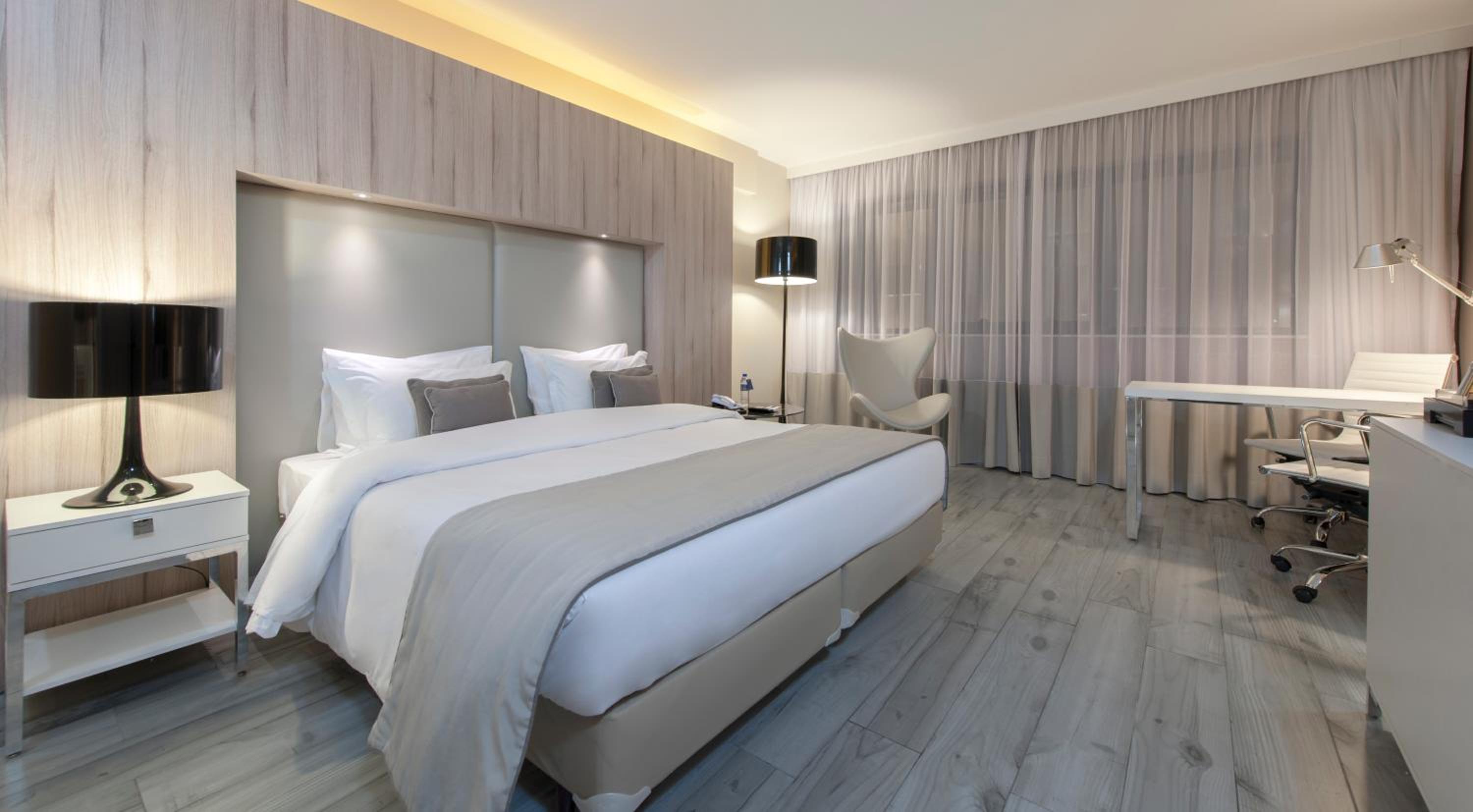 Superior King Room thumbnail 5