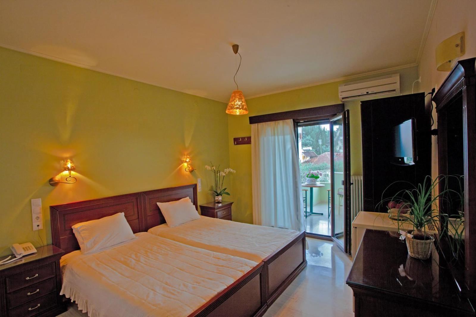 Double Room with Balcony - Photo 4